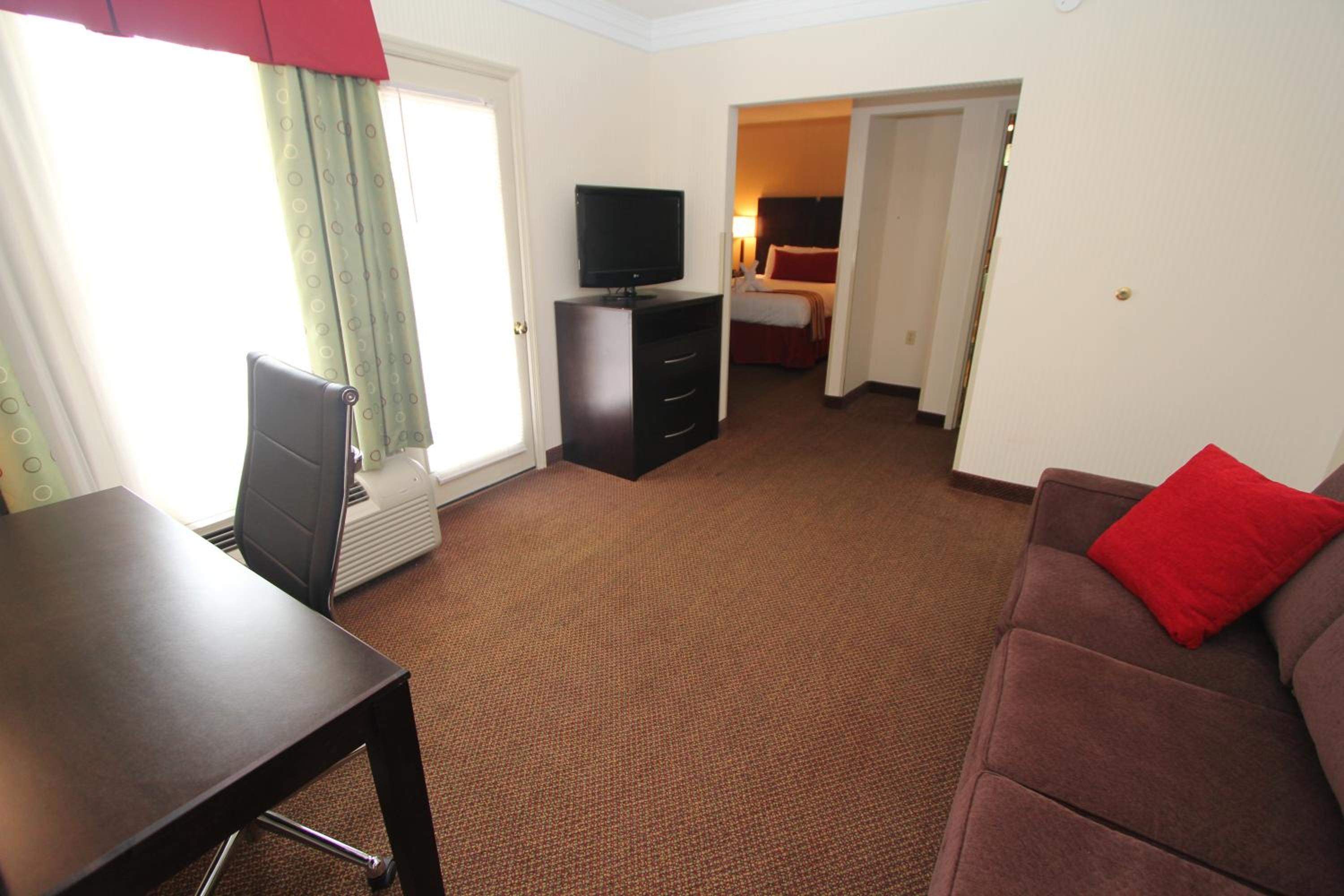 Queen Suite with Sofa Bed - Disability Access photo 2
