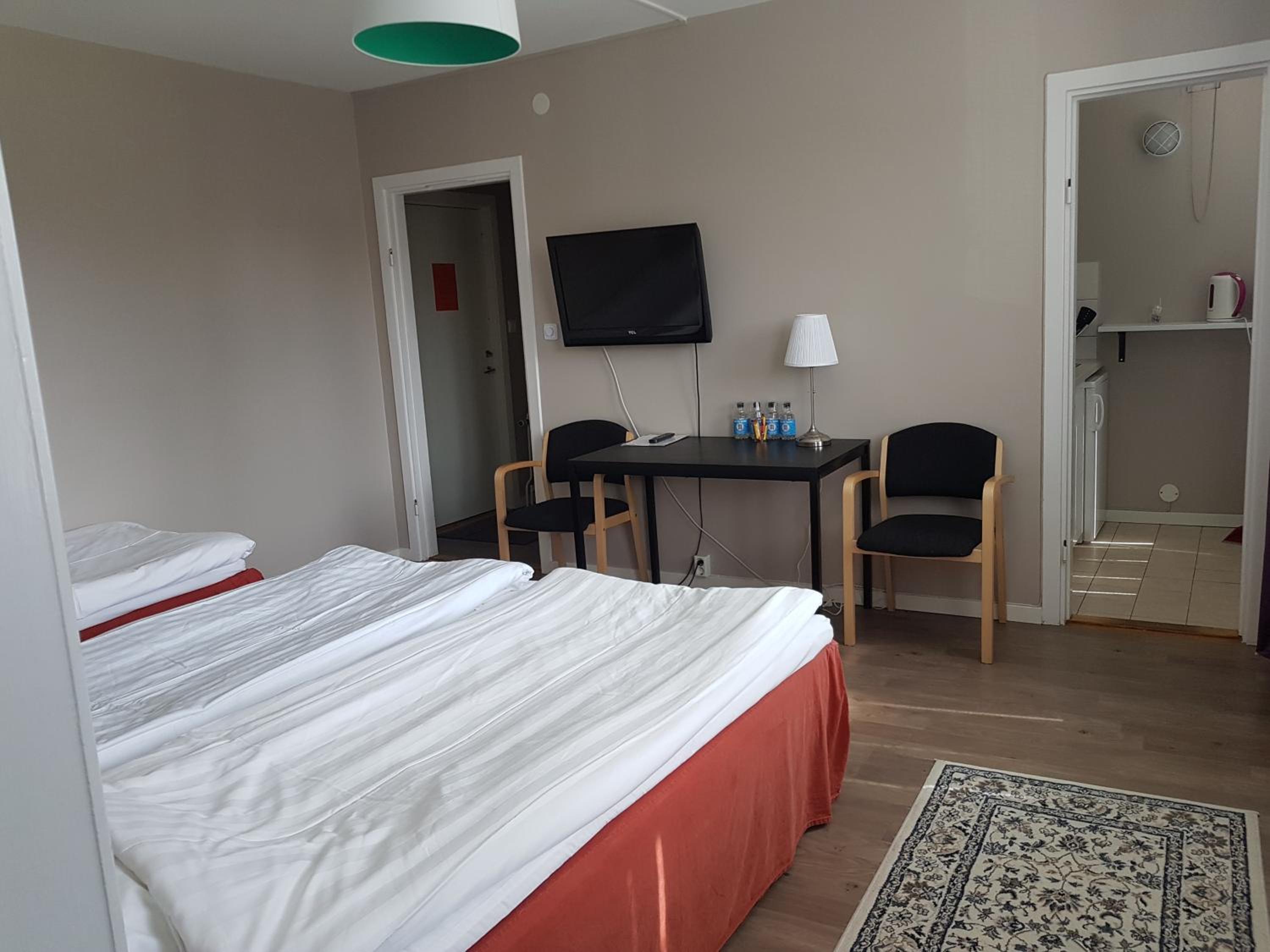 Quadruple Room with Shared Bathroom photo 3