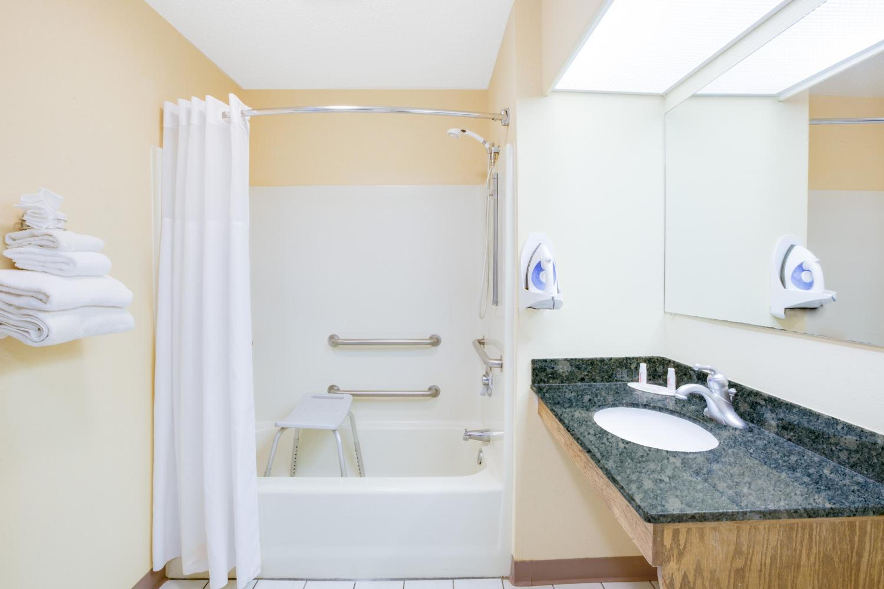 Deluxe Double Room with Two Double Beds - Disability Access - Non-Smoking - Photo 2