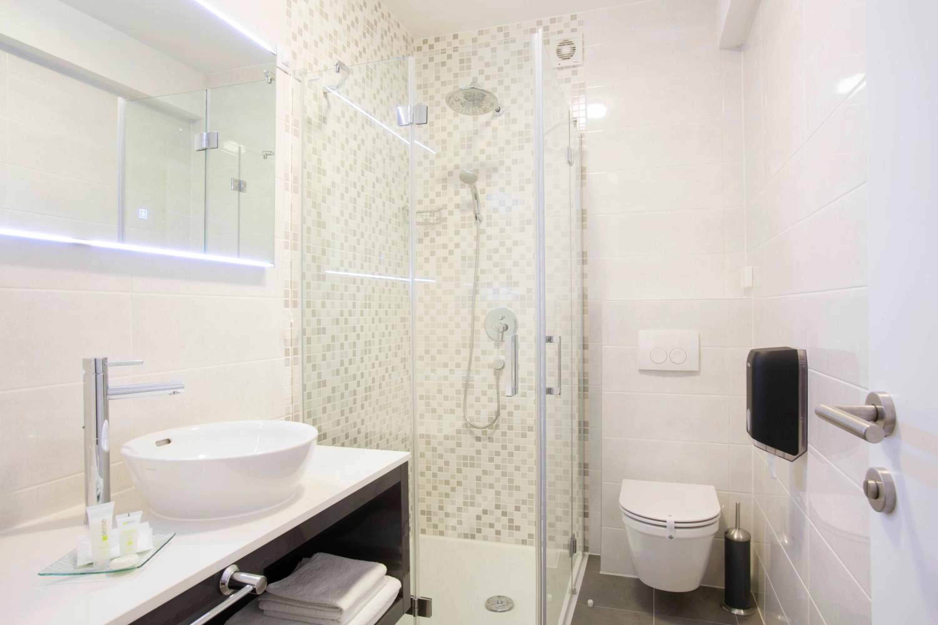 Deluxe Double or Twin Room with Balcony - Photo 10