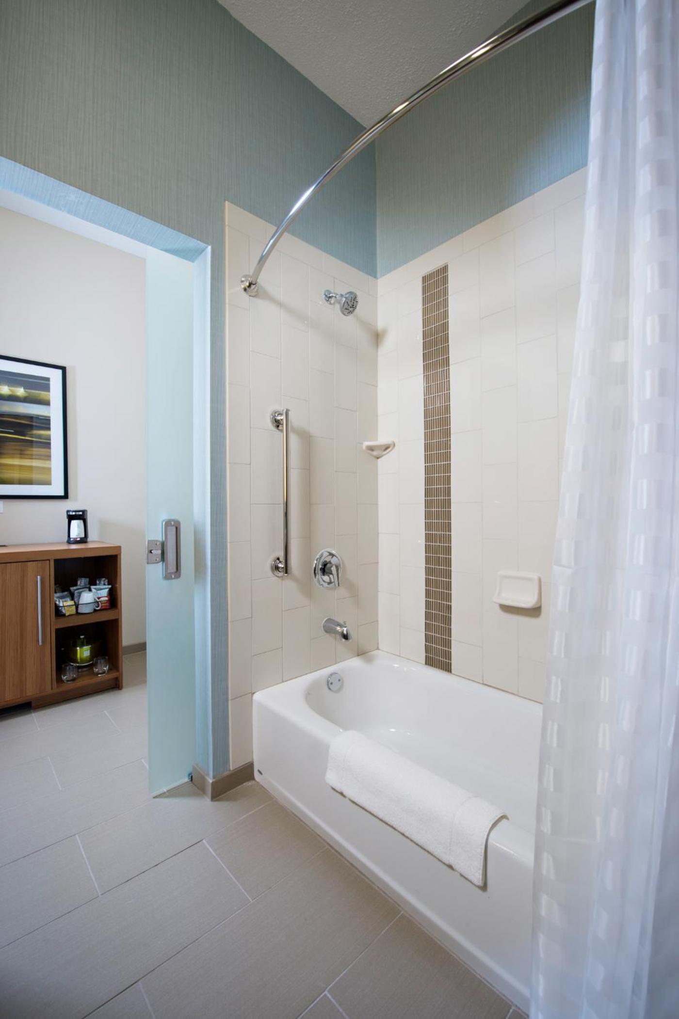 Queen Room with Two Queen Beds and Sofa Bed - High Floor - Photo 4
