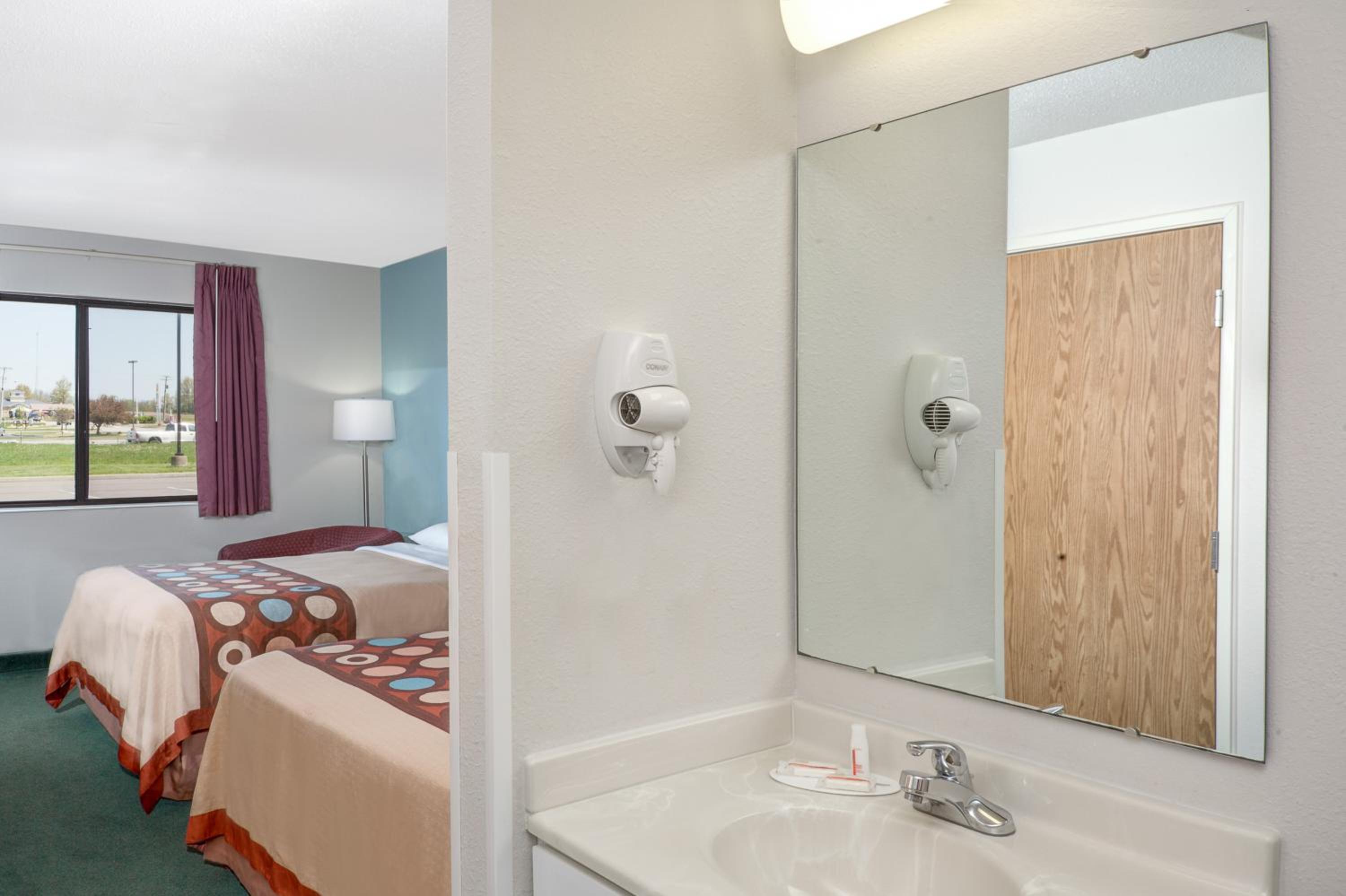 Queen Room with Two Queen Beds - Non-Smoking - Photo 4