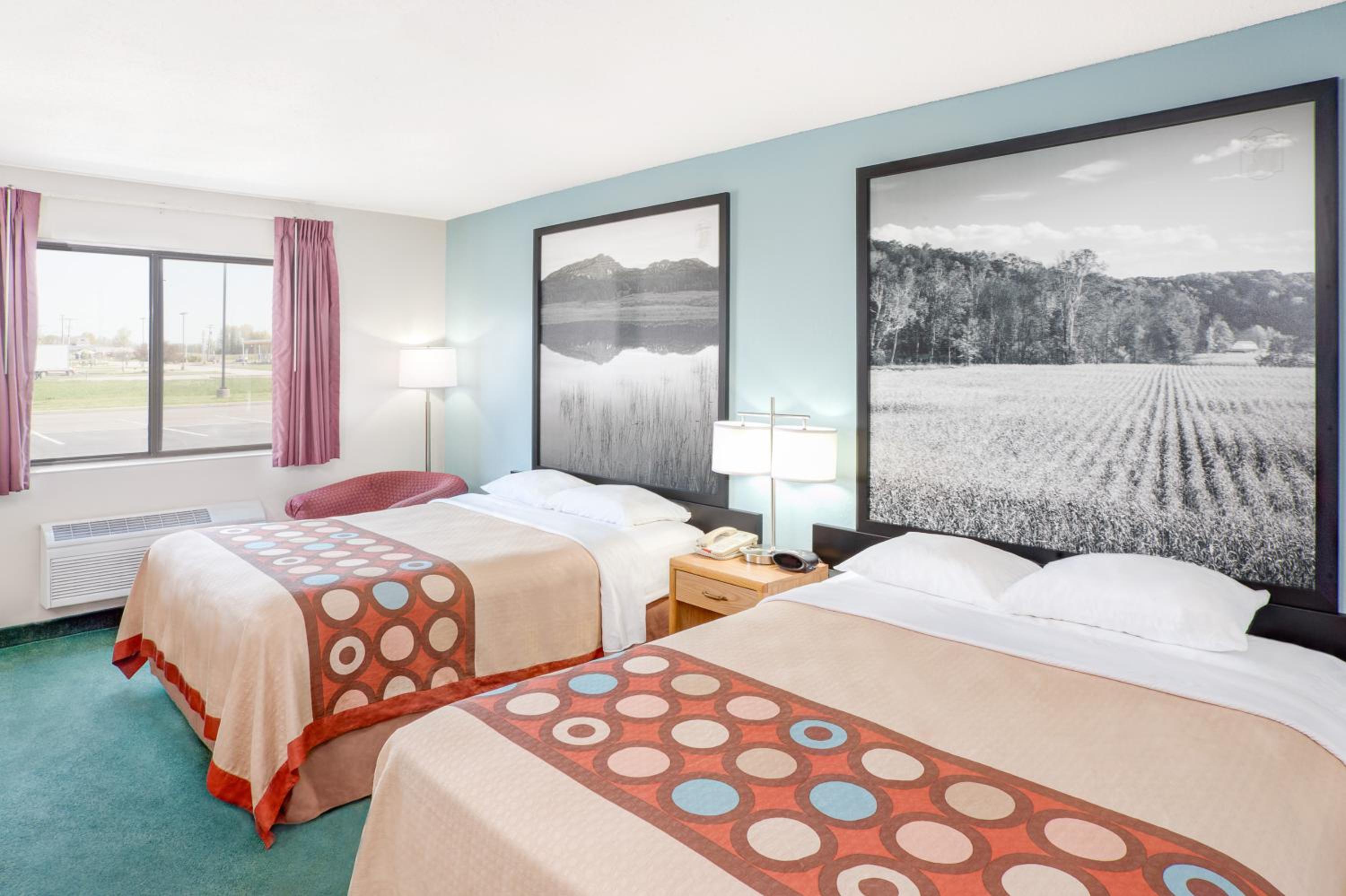 Queen Room with Two Queen Beds - Non-Smoking - Photo 2