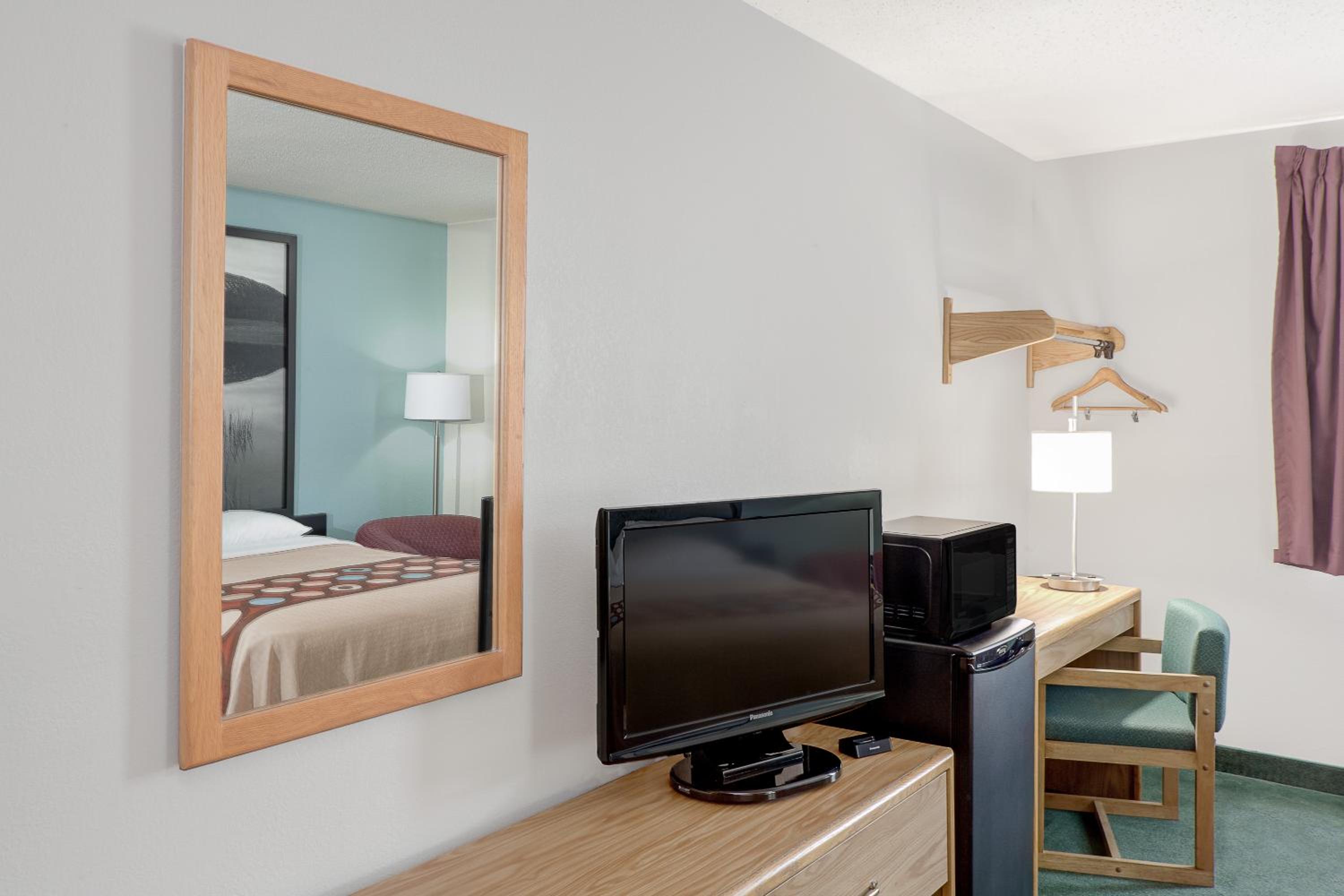 Queen Room with Two Queen Beds - Non-Smoking - Photo 6