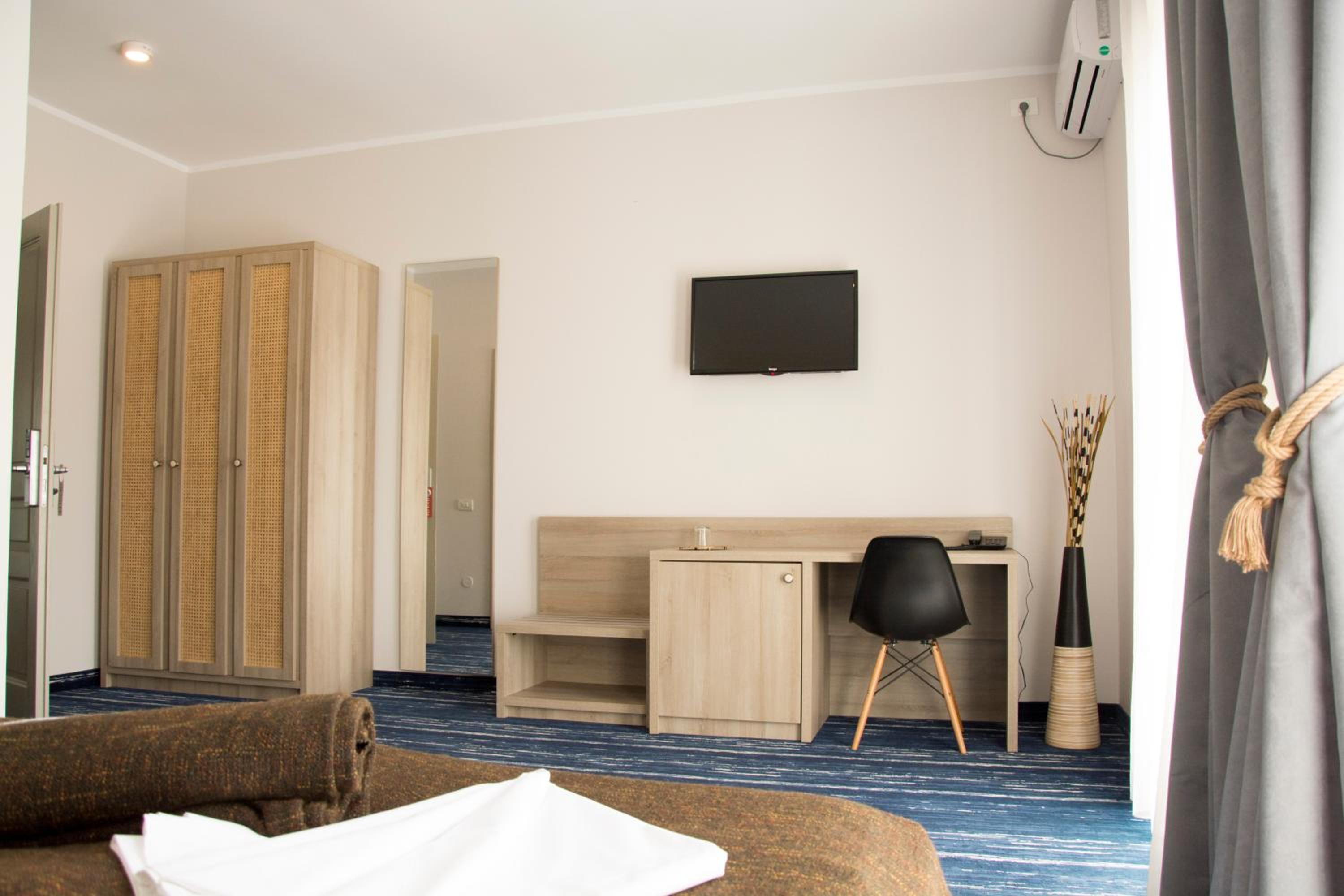 Standard Double or Twin Room - Photo 5