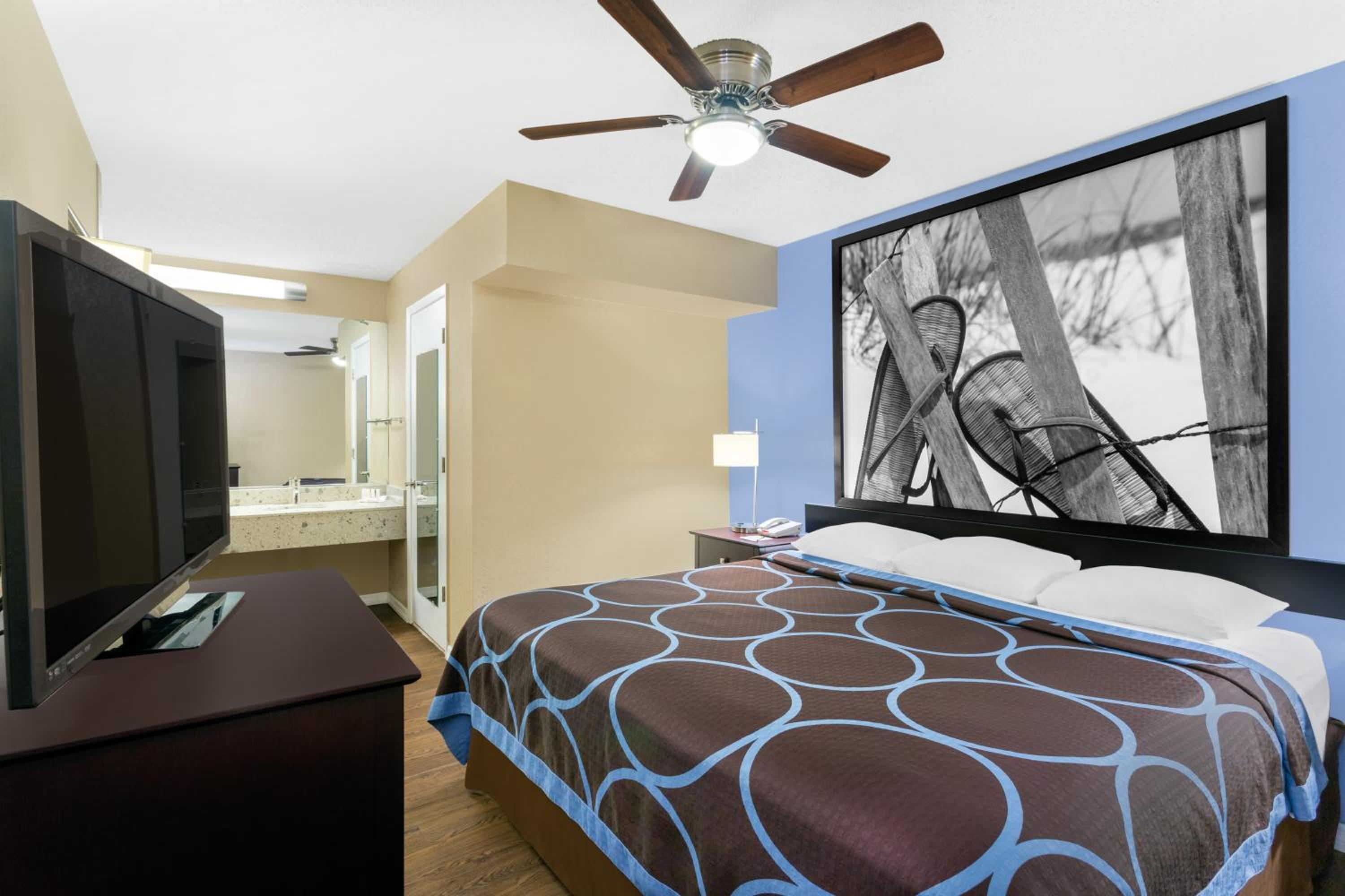 Deluxe King Room - Non-Smoking - Photo 1