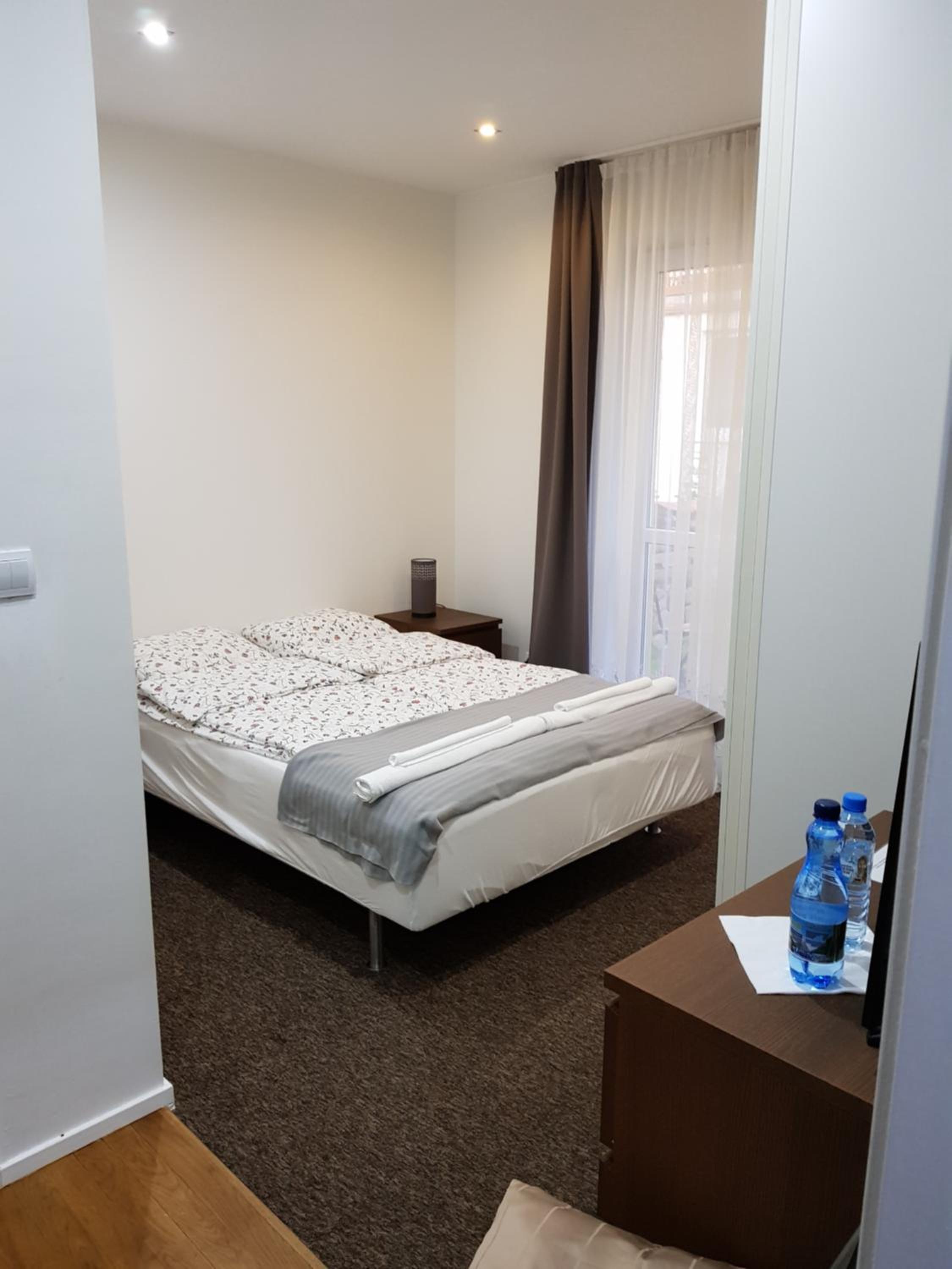 Standard Double Room with Shower - Photo 1