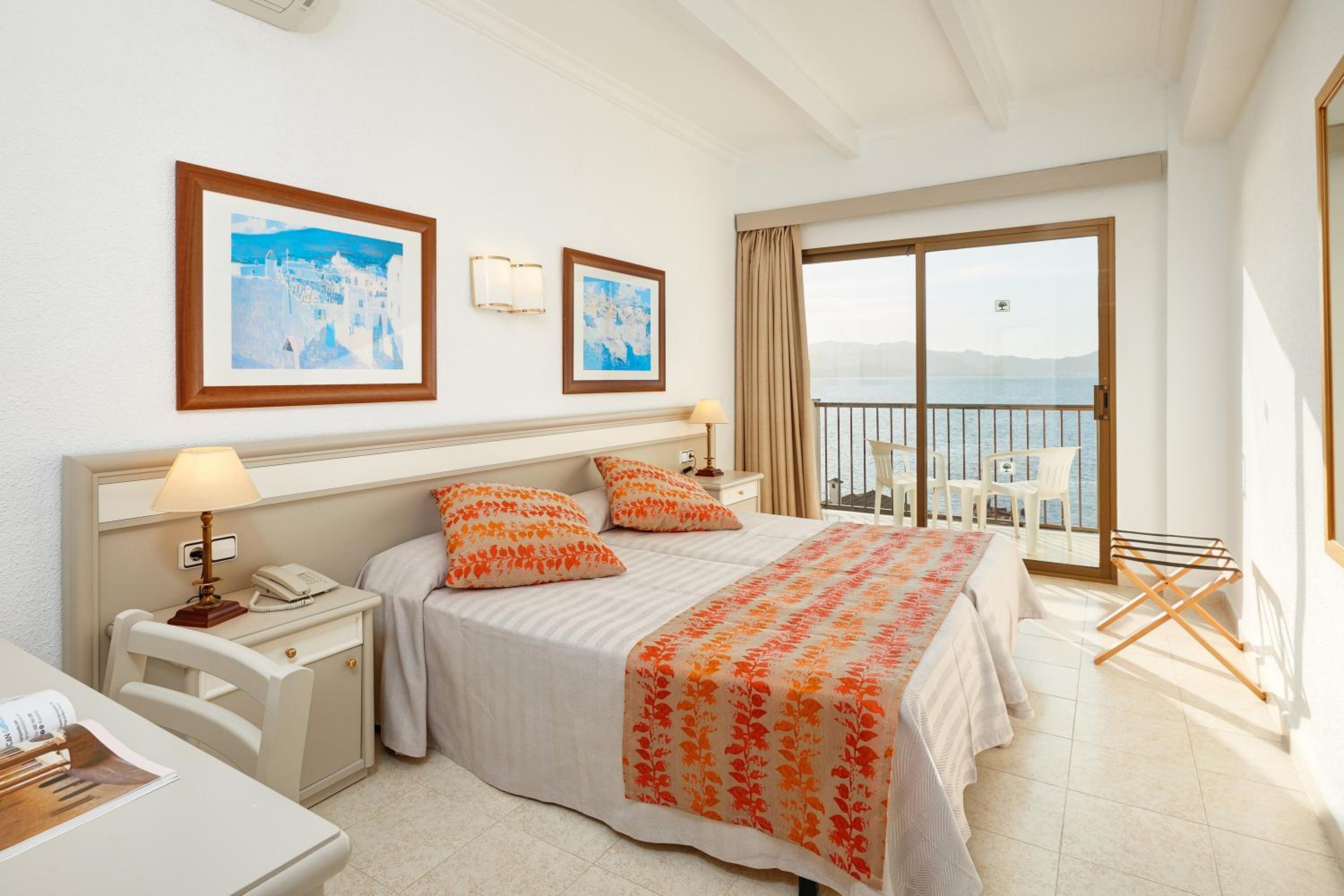 Double Room With Sea View thumbnail 5