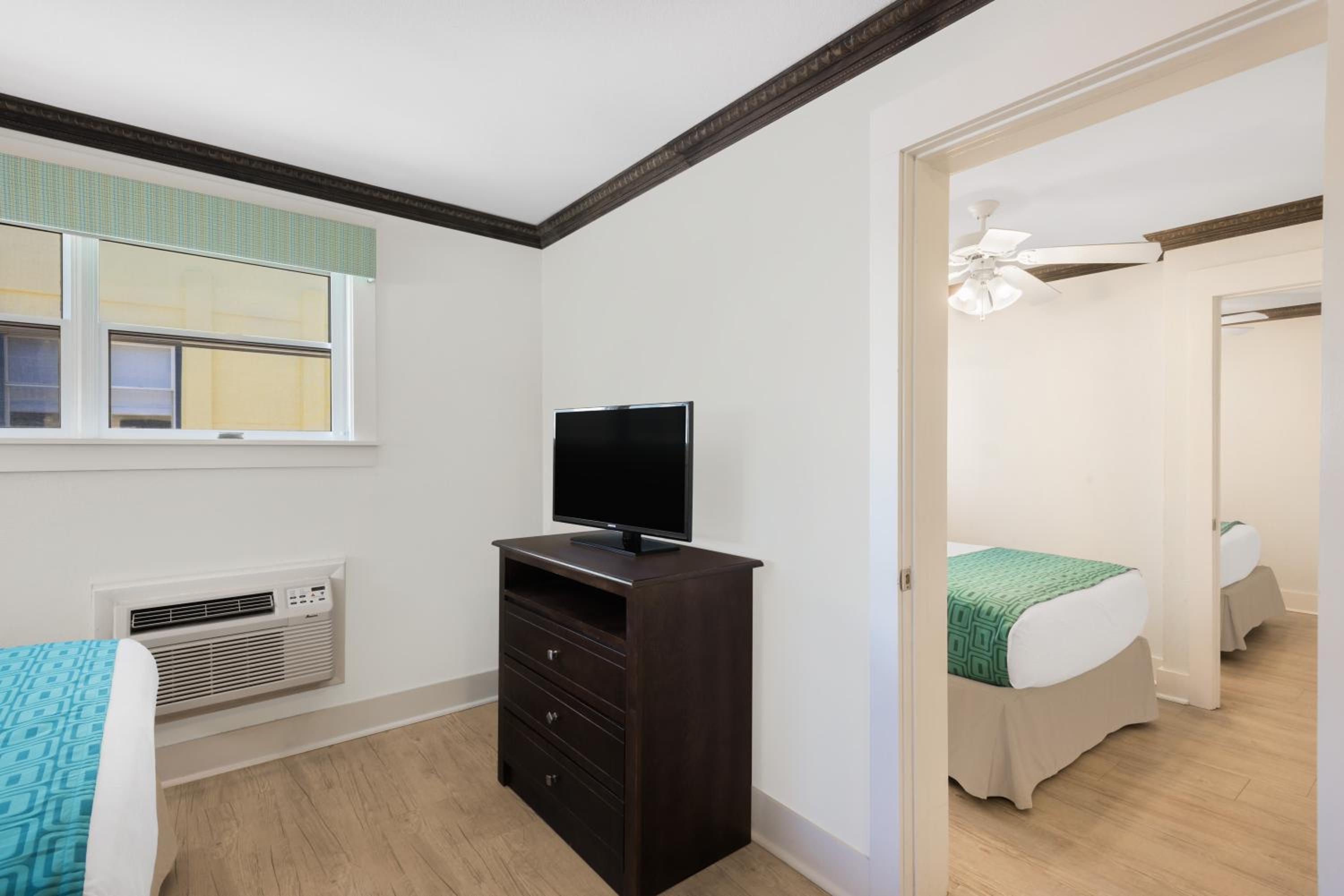 3 Double Beds, Family Suite, Non-Smoking photo 2