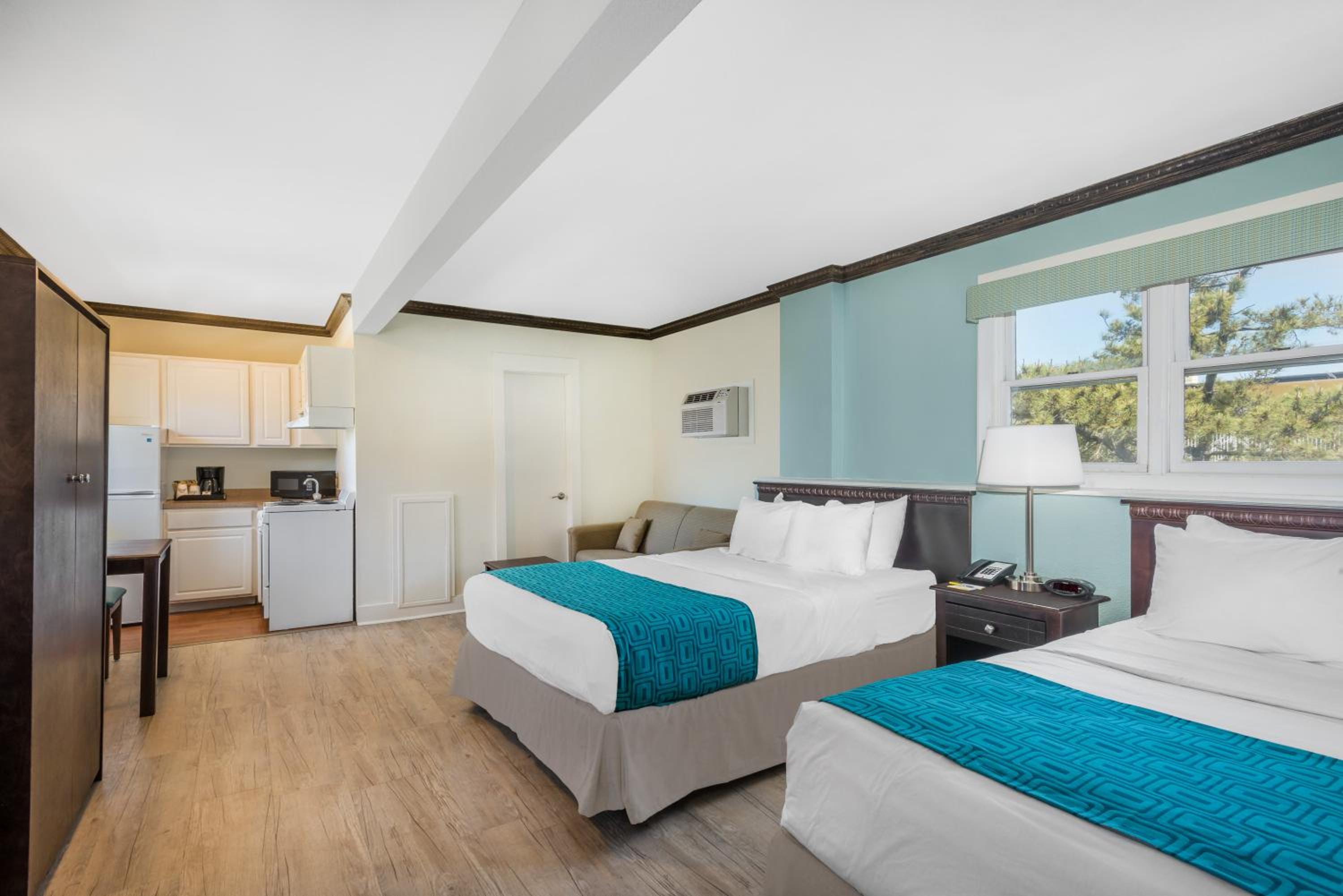 Efficiency Suite with Two Double Beds - Poolside/Non-Smoking