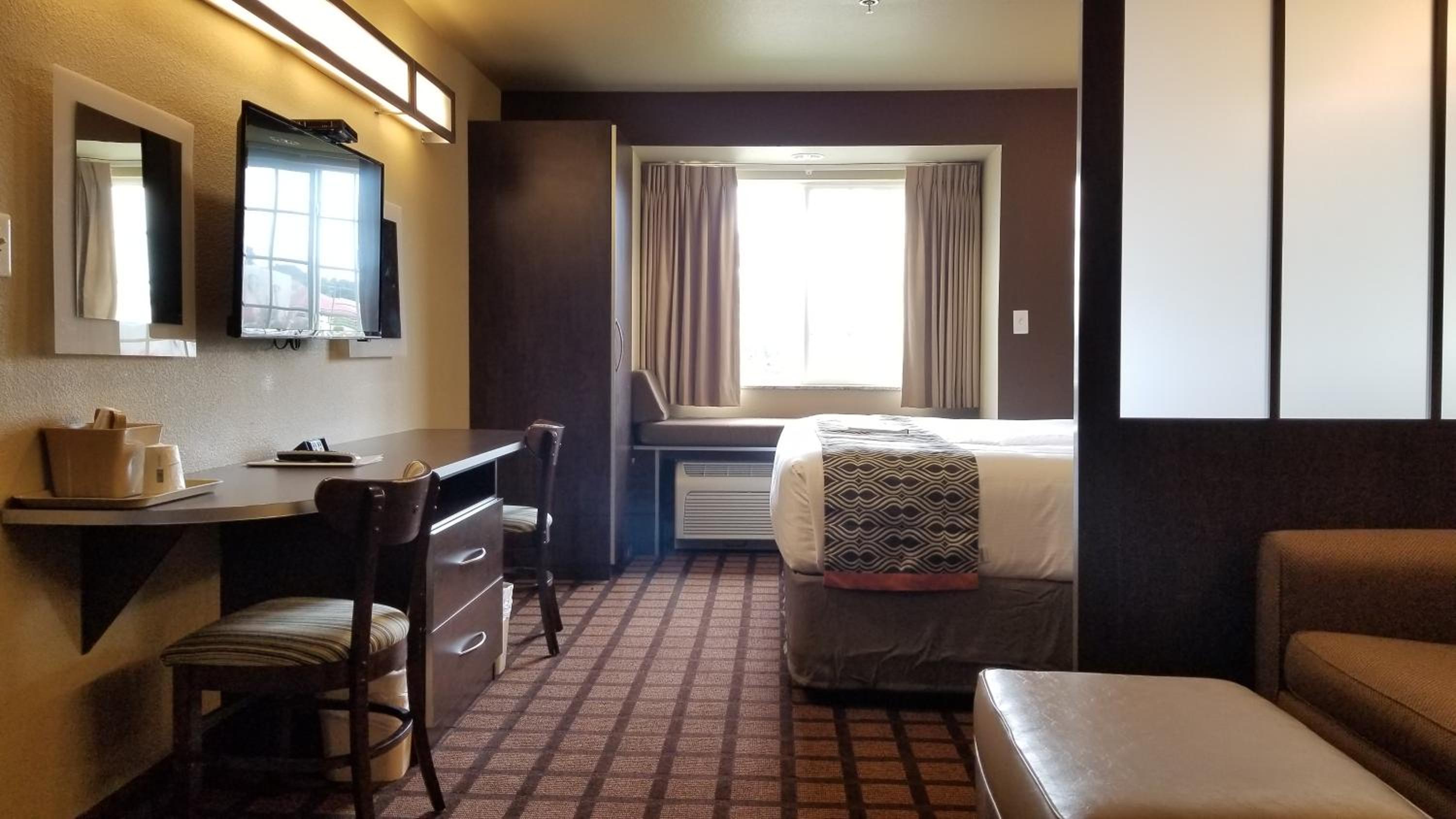 King Suite - Non-Smoking - Photo 2