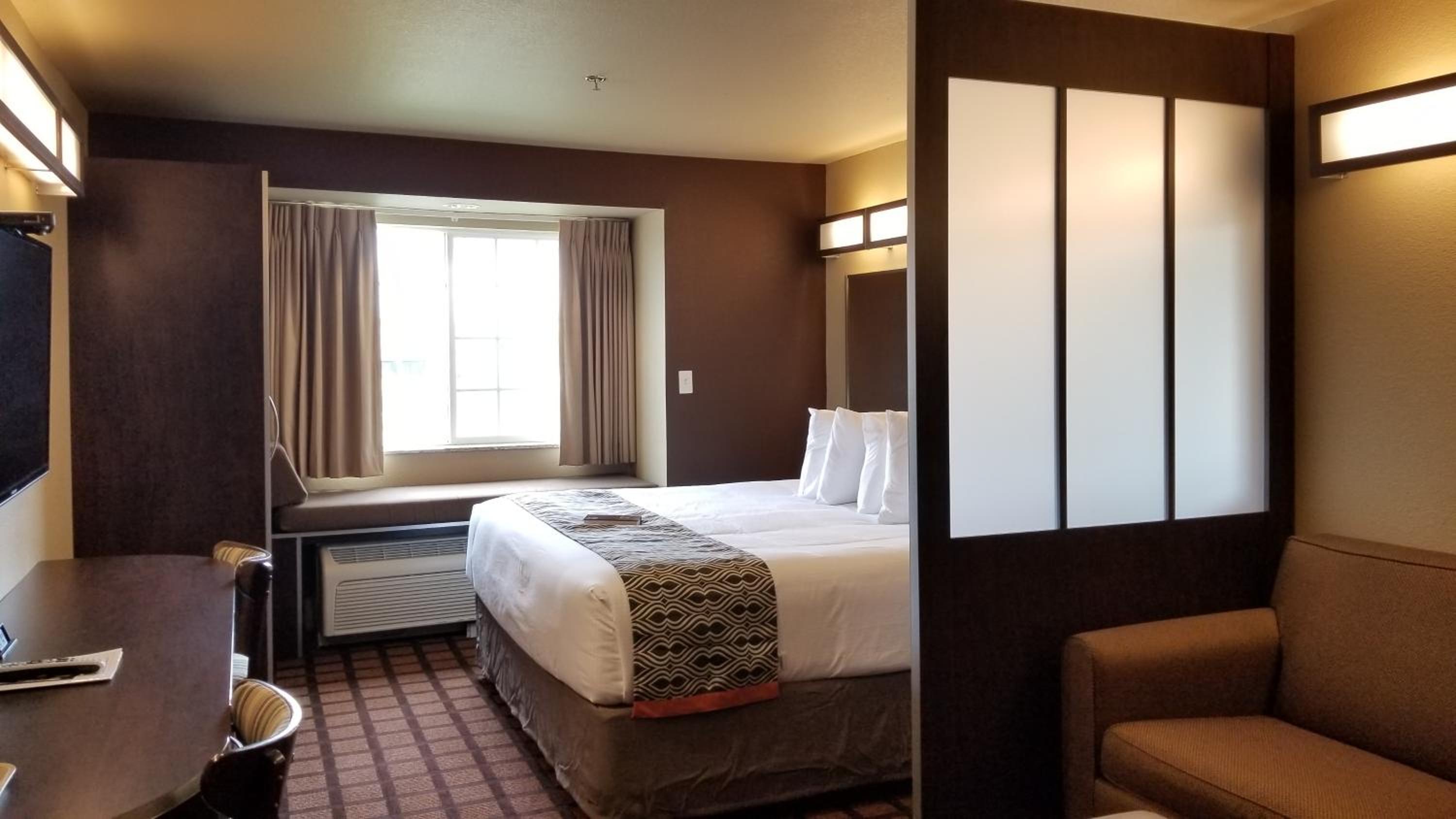 King Suite - Non-Smoking - Photo 3