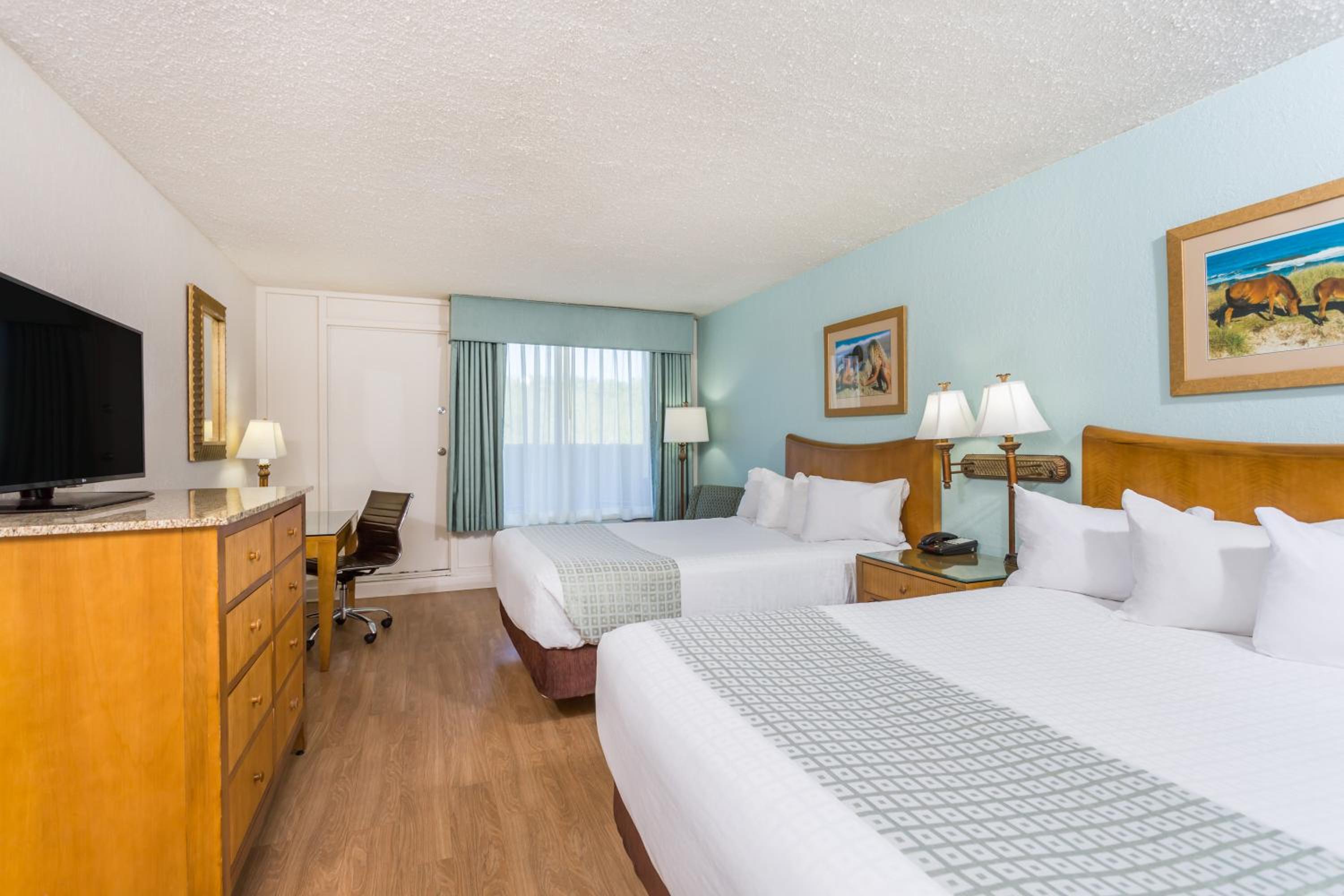 Queen Room with Two Queen Beds and Dune View - Non-Smoking - Photo 2