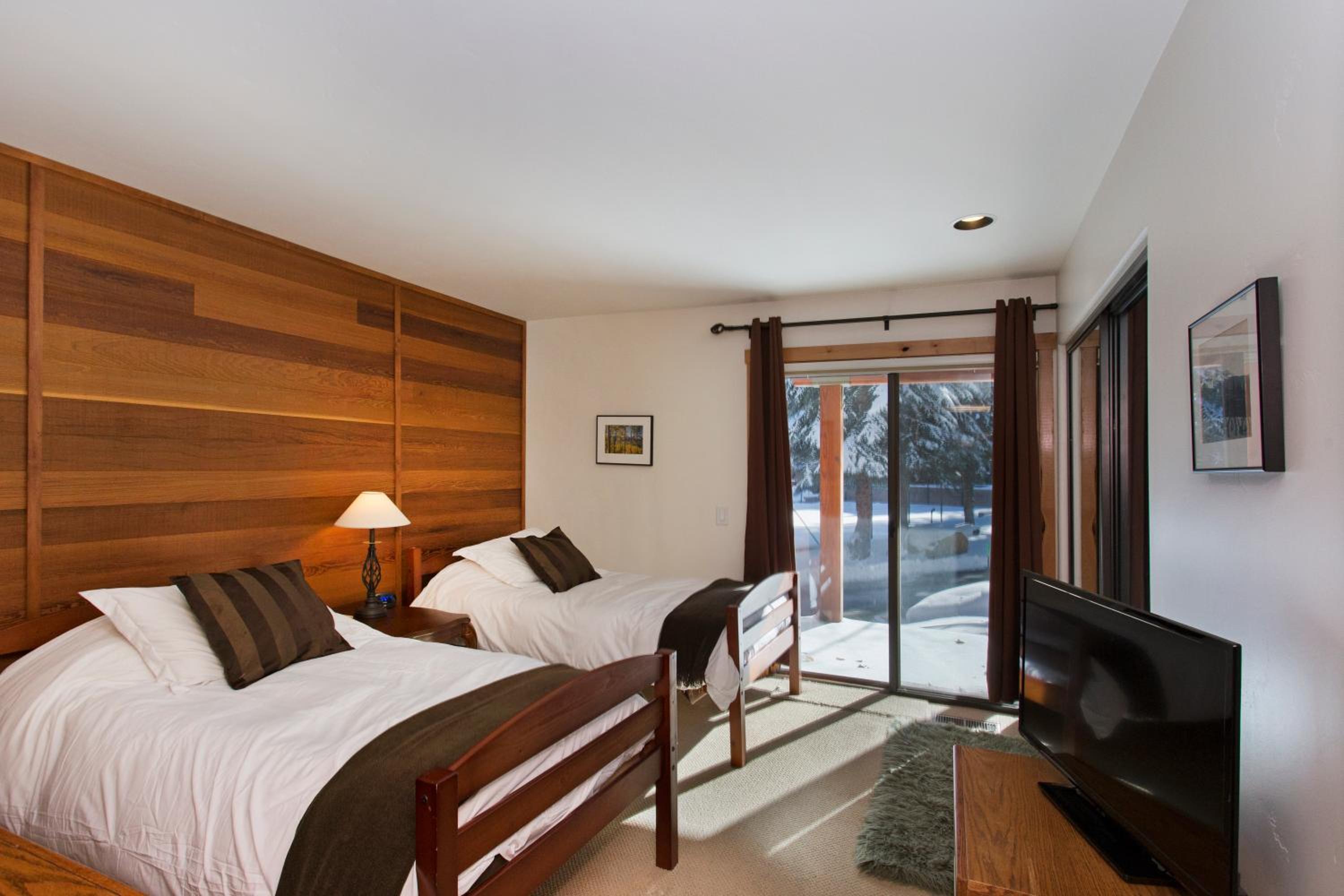 Superior Three-Bedroom and Loft Town Home photo 2