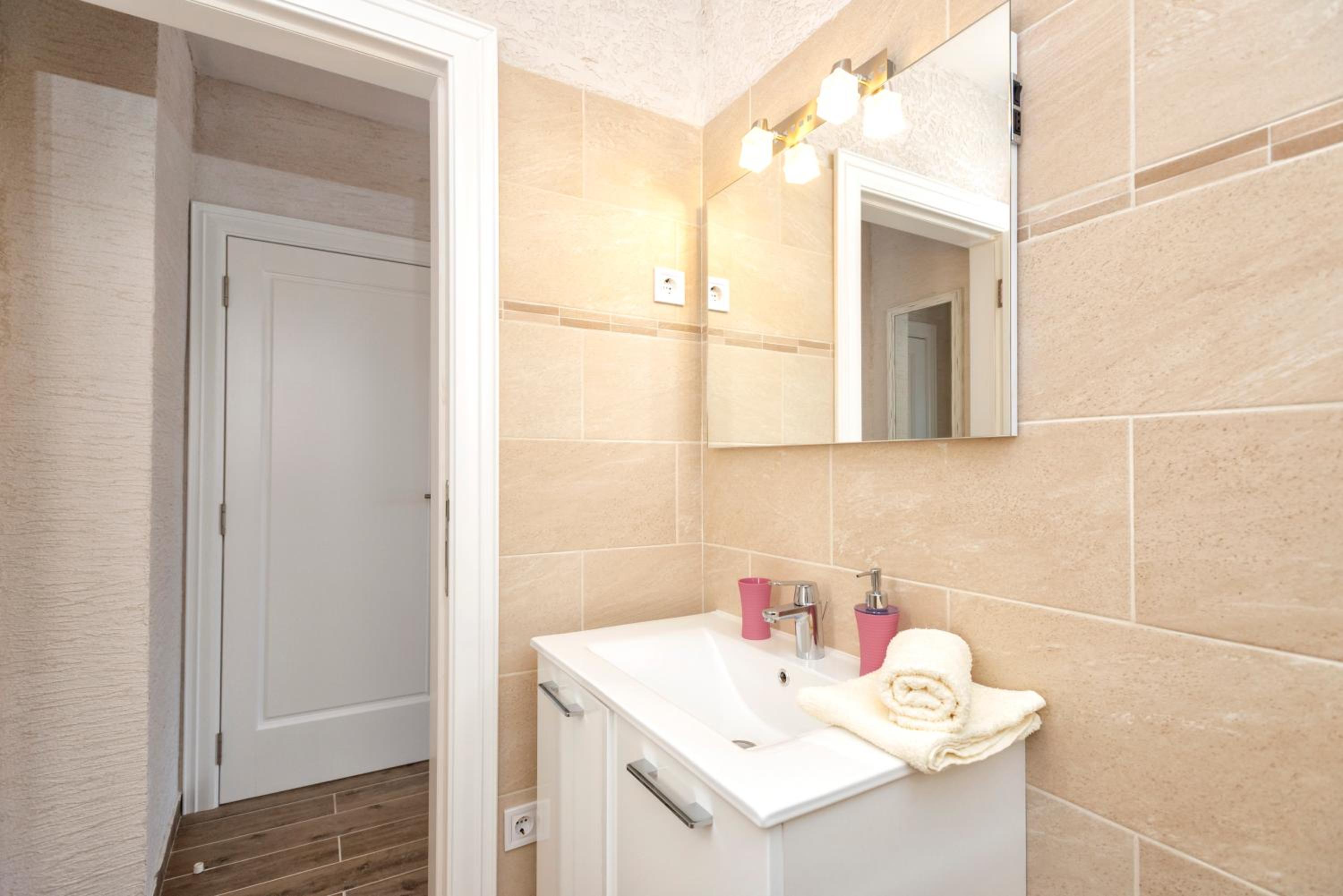 Deluxe Double Room with Sea View - Photo 11