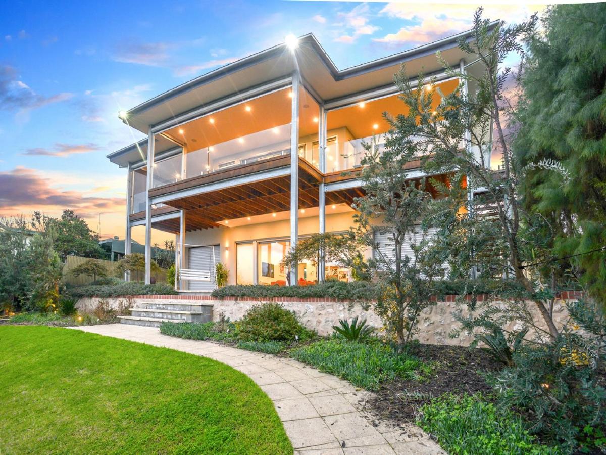 Four-Bedroom Holiday Home - River Front photo 3