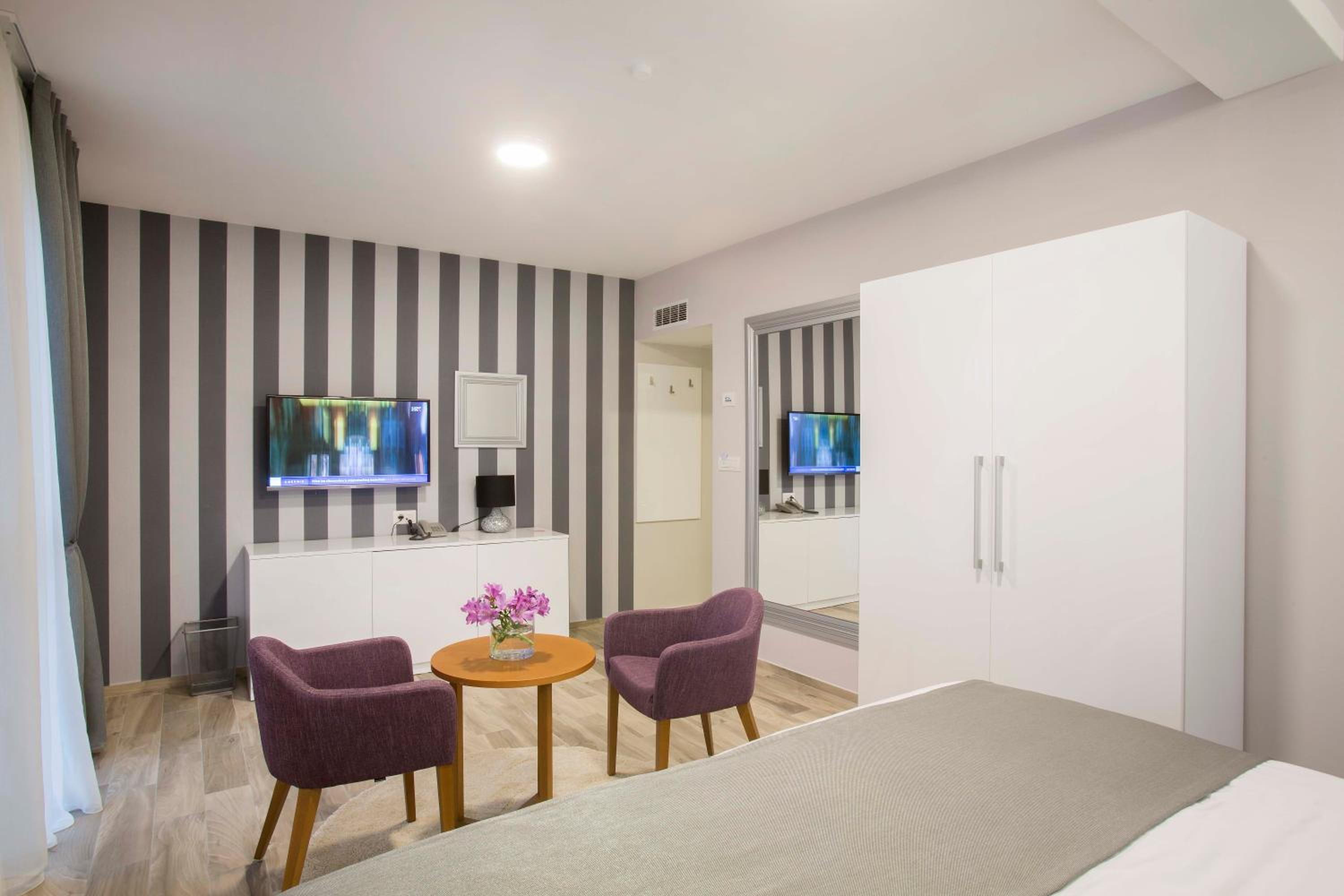 Deluxe Double or Twin Room - Photo 5