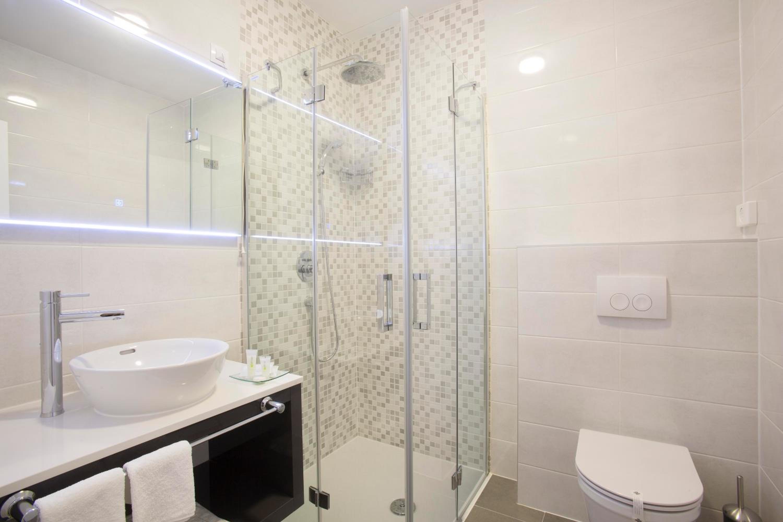 Deluxe Double or Twin Room with Balcony - Photo 7