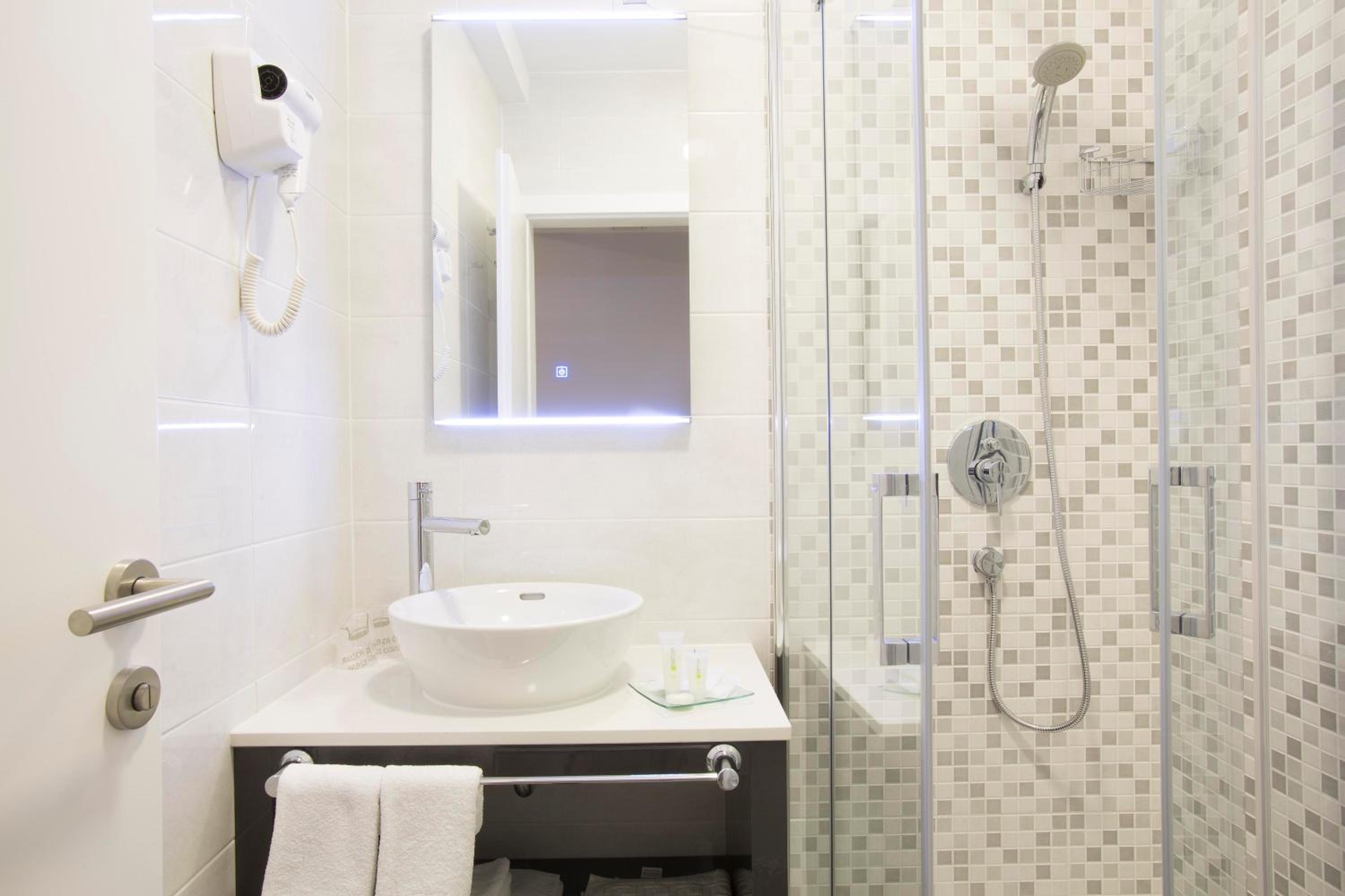 Deluxe Double or Twin Room with Balcony - Photo 9