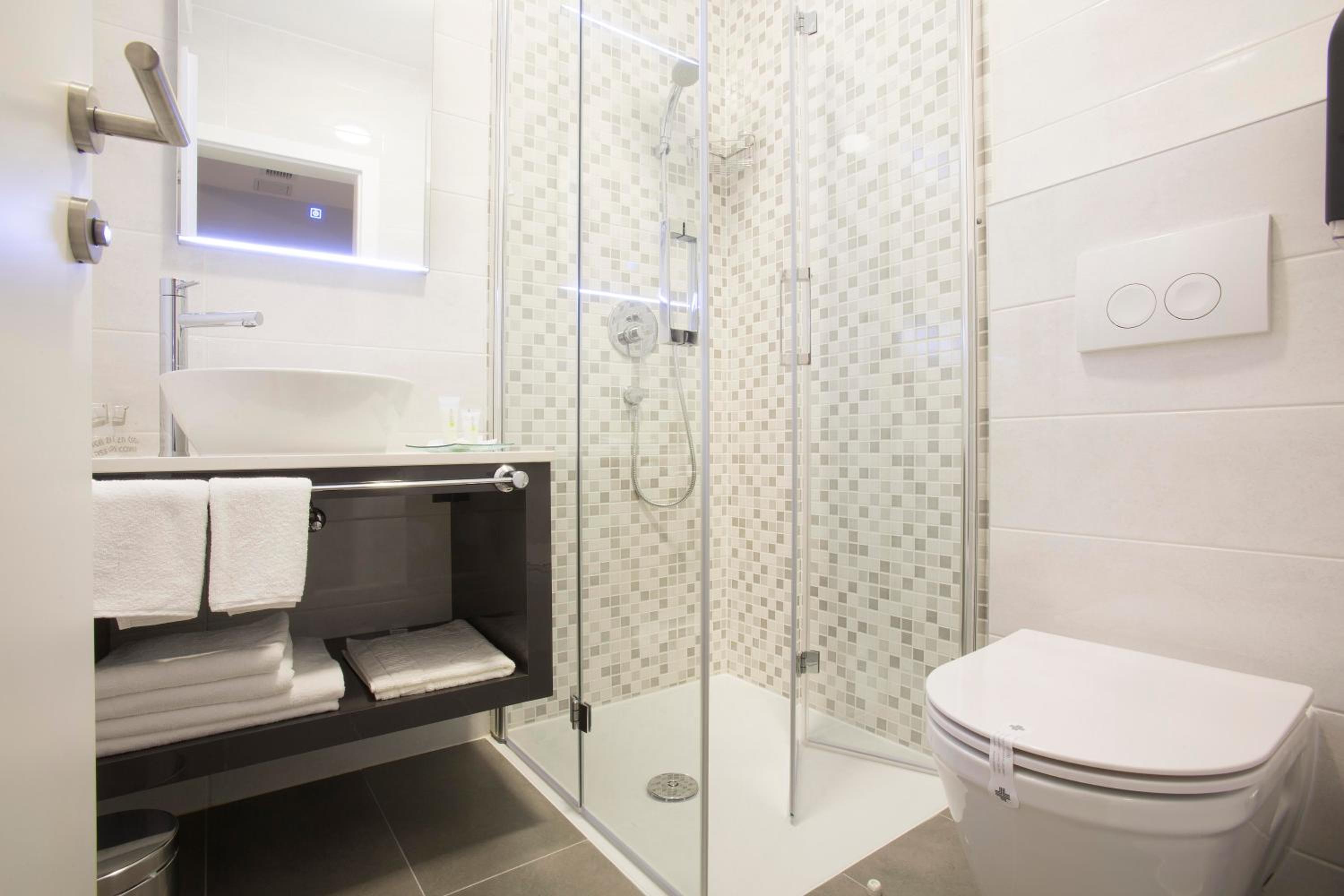 Deluxe Double or Twin Room with Balcony - Photo 8