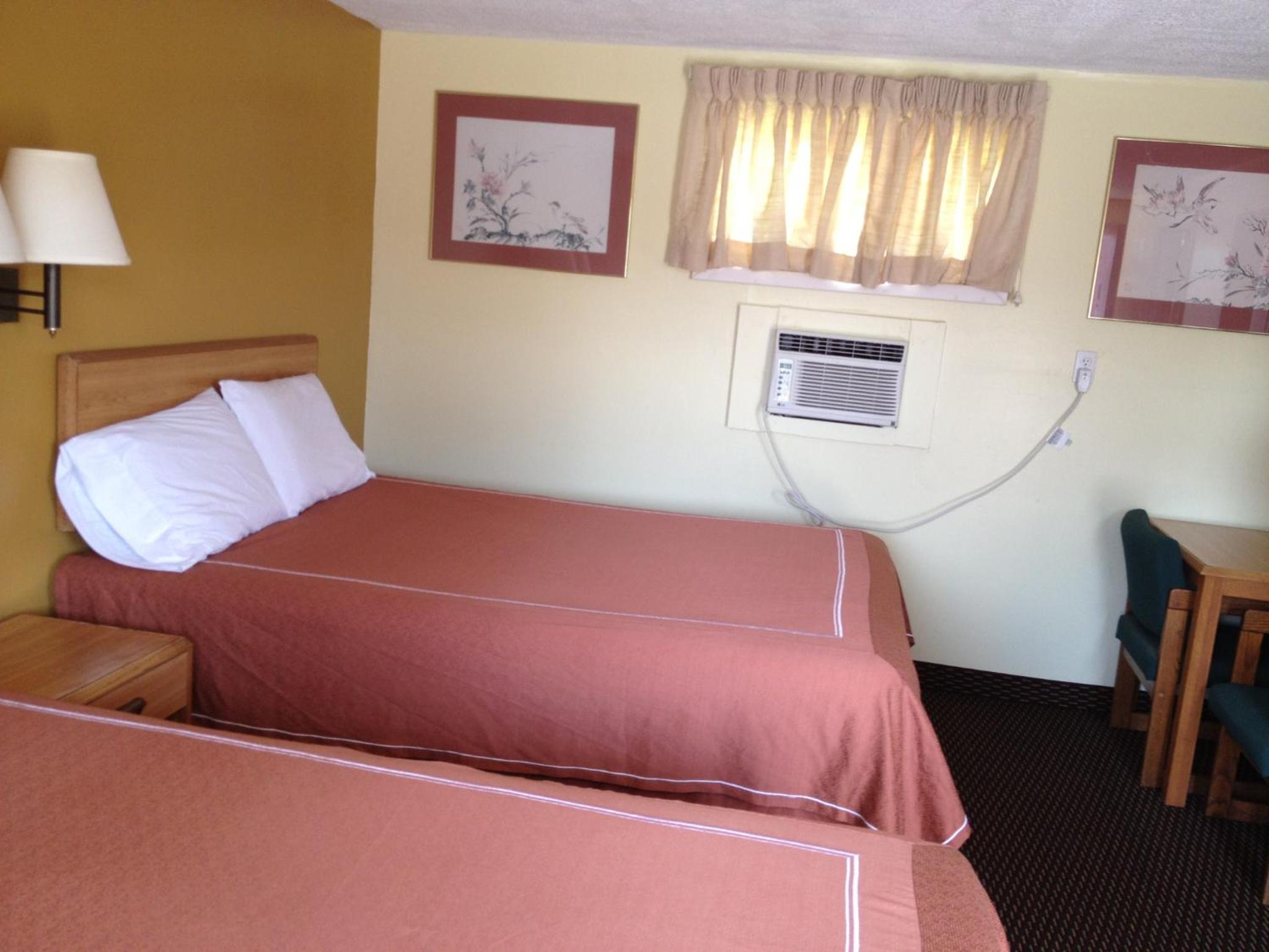 Queen Room with Two Queen Beds - Non-Smoking - Photo 4