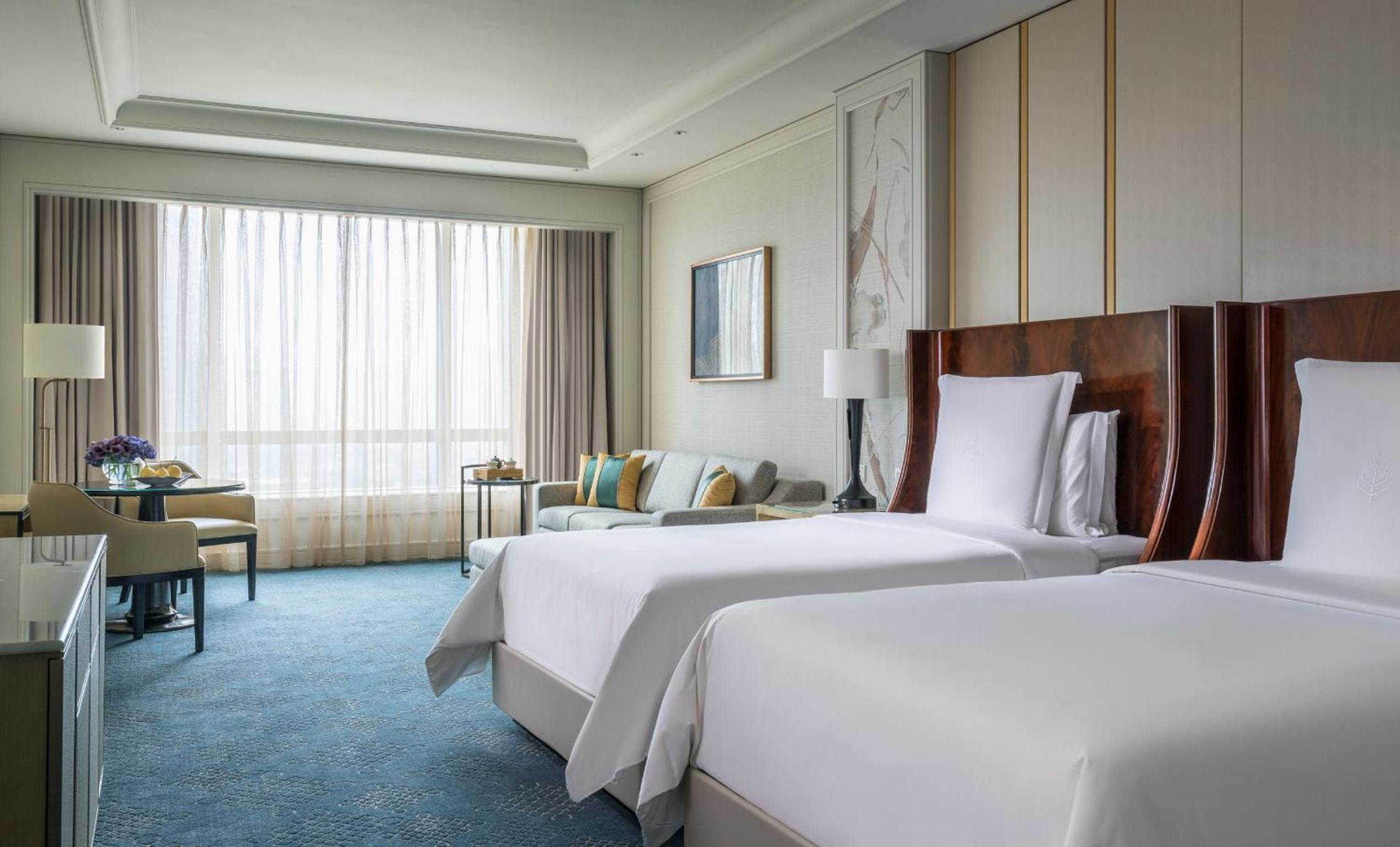 Two-Bedroom Royal Suite with One King Bed and Two Twin Beds photo 3