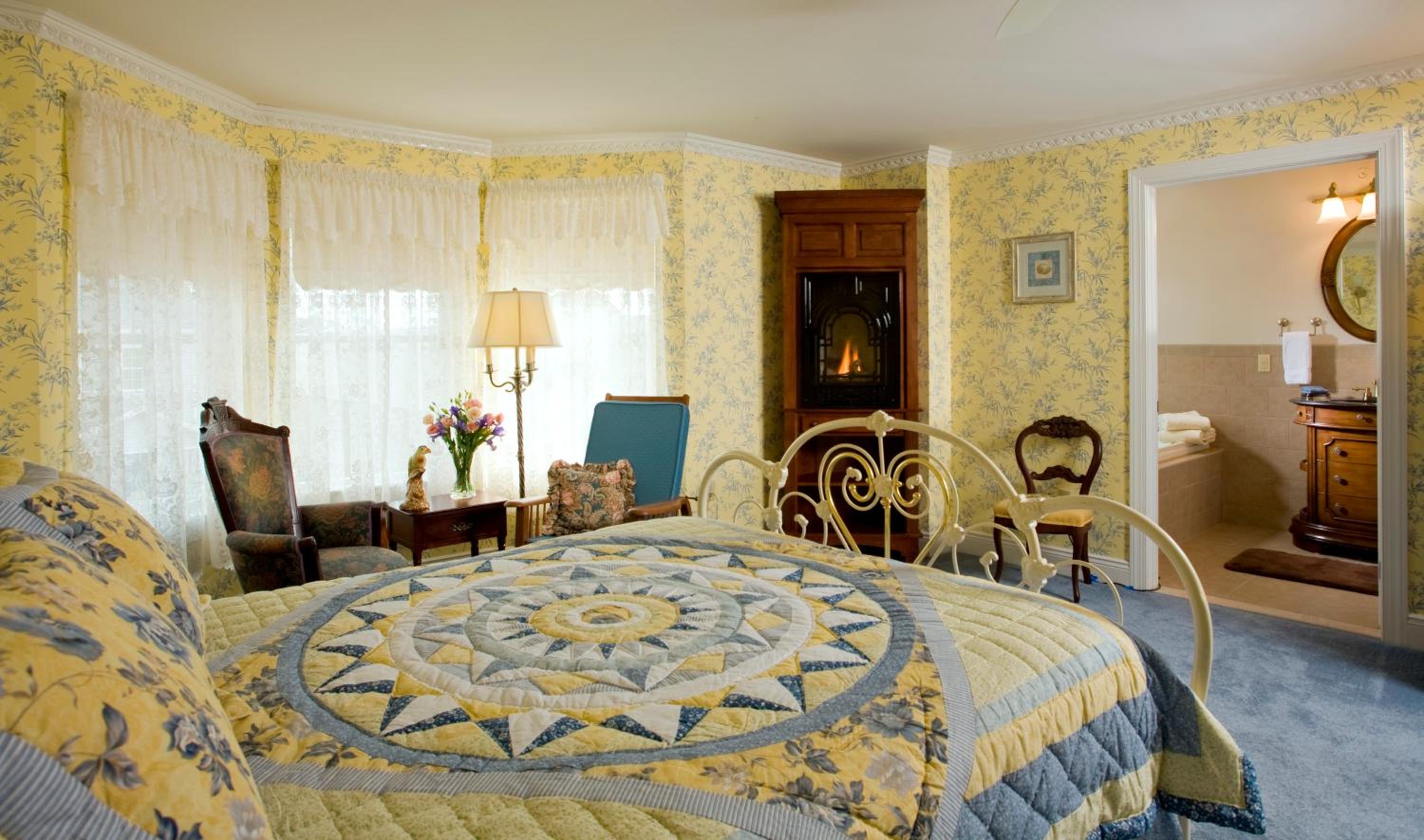 Queen Suite with Spa Bath
