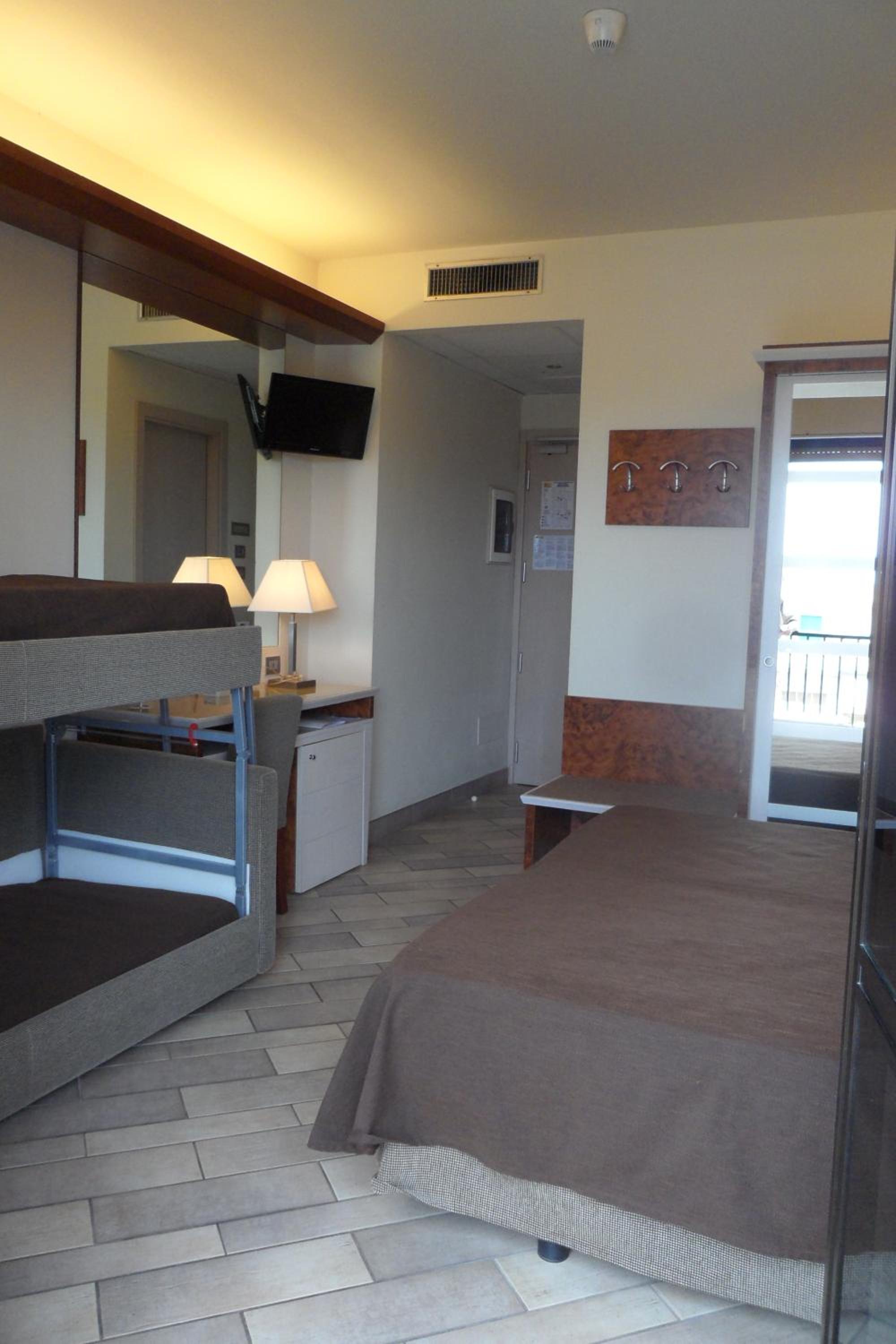 Quadruple Room with One Bunk Bed photo 1