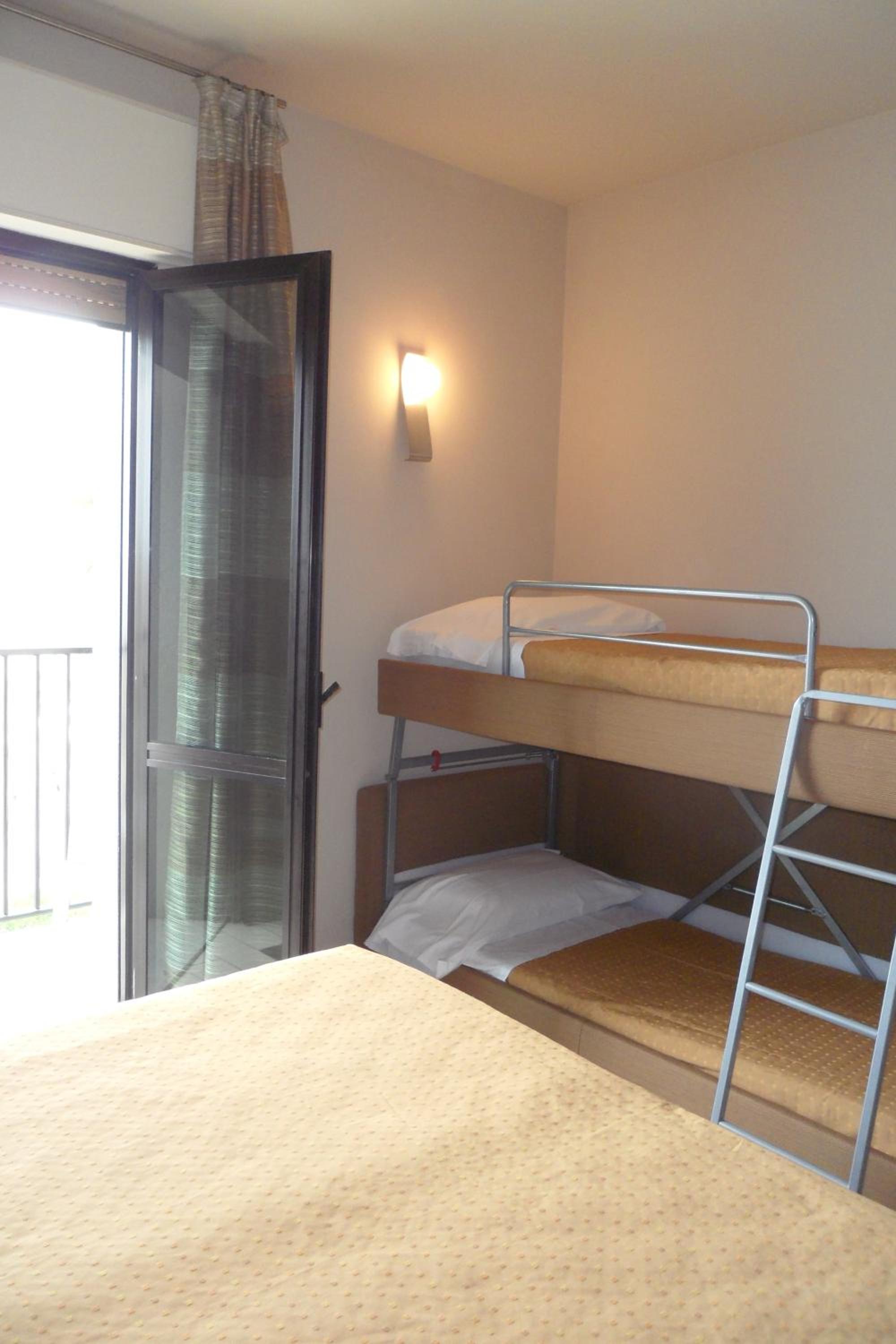 Quadruple Room with One Bunk Bed photo 2