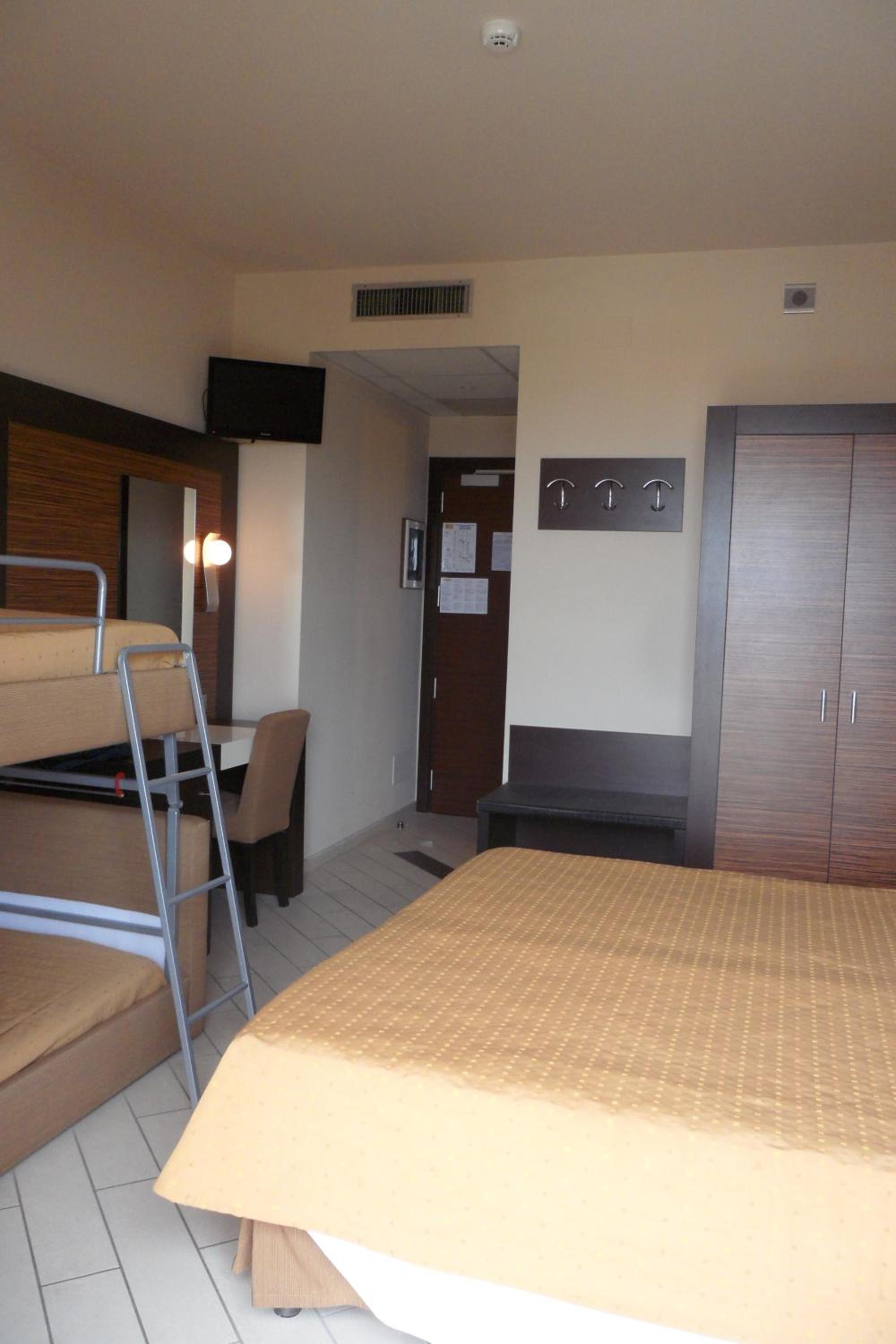 Quadruple Room with One Bunk Bed and Sea View photo 2