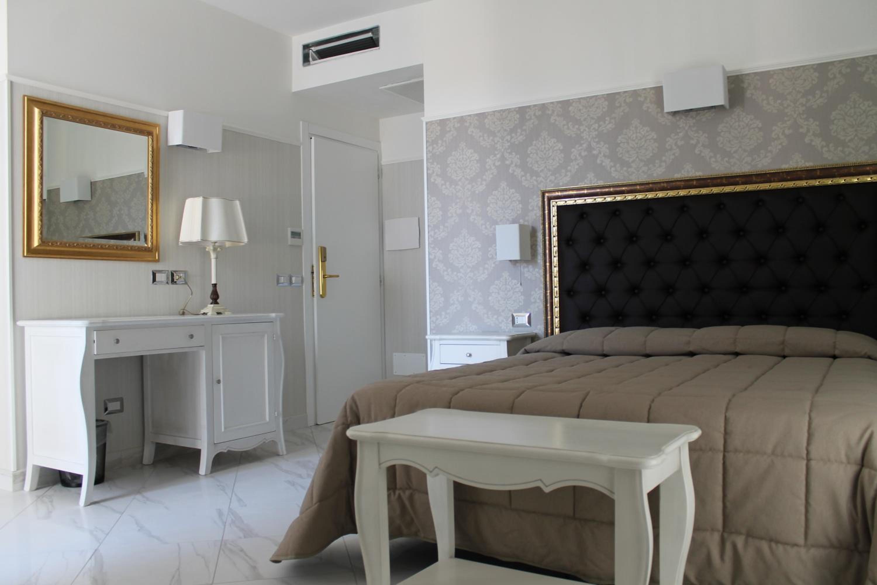 Double or Twin Room - Photo 7