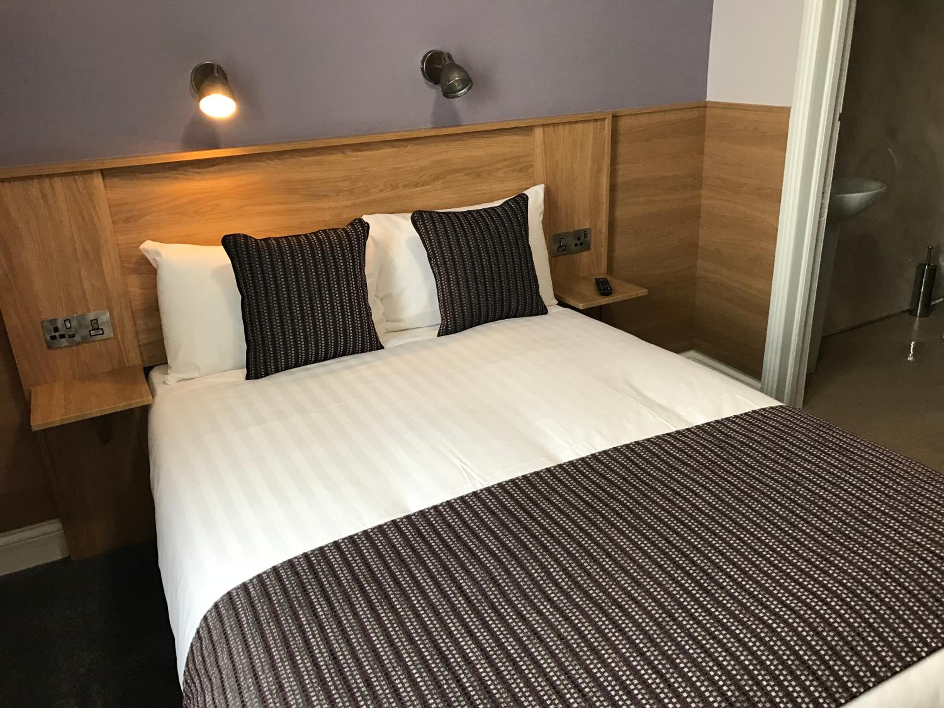 Single Room with Private Bathroom photo 2