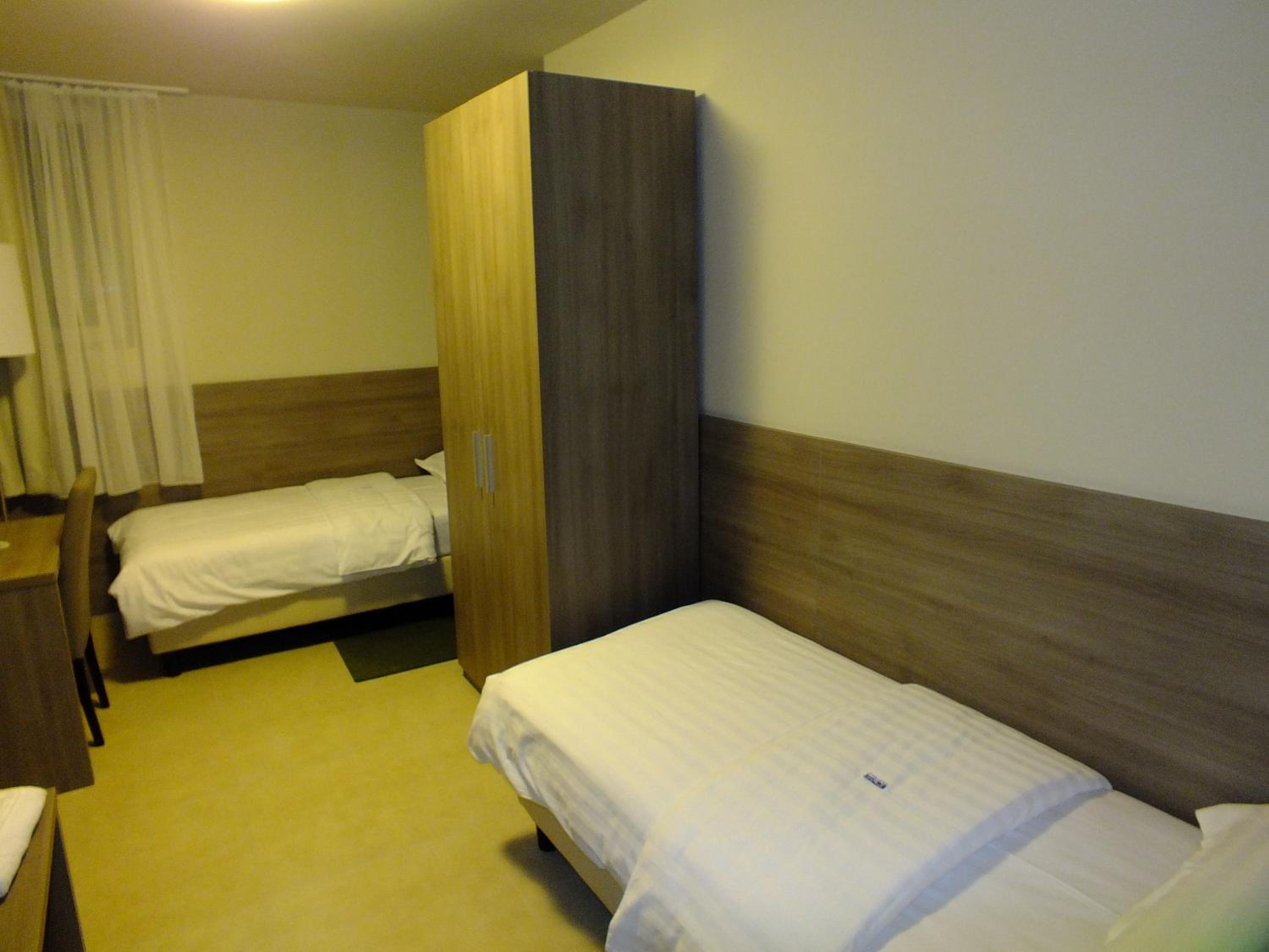 Economy Twin Room - Photo 7