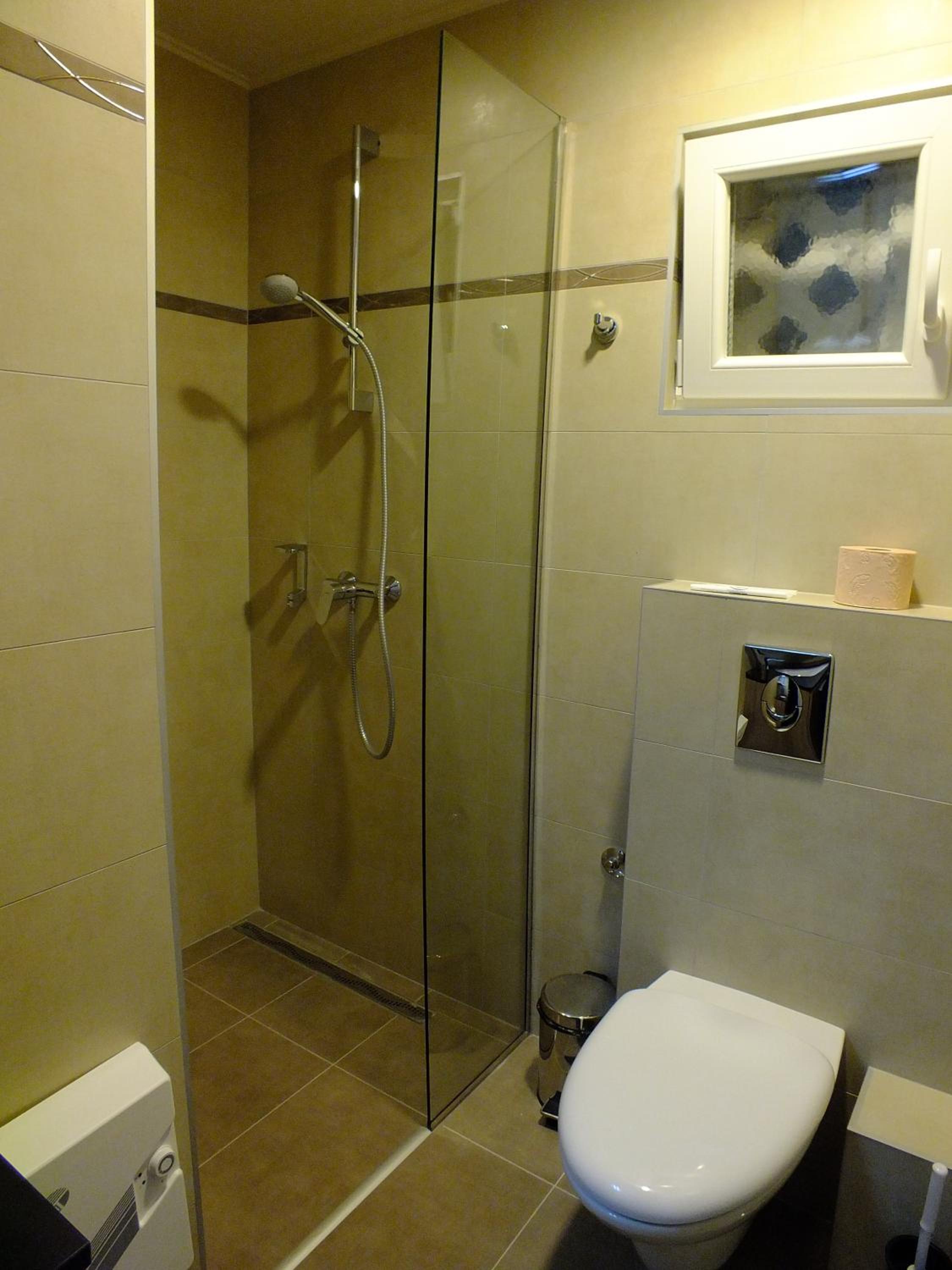 Economy Twin Room - Photo 8
