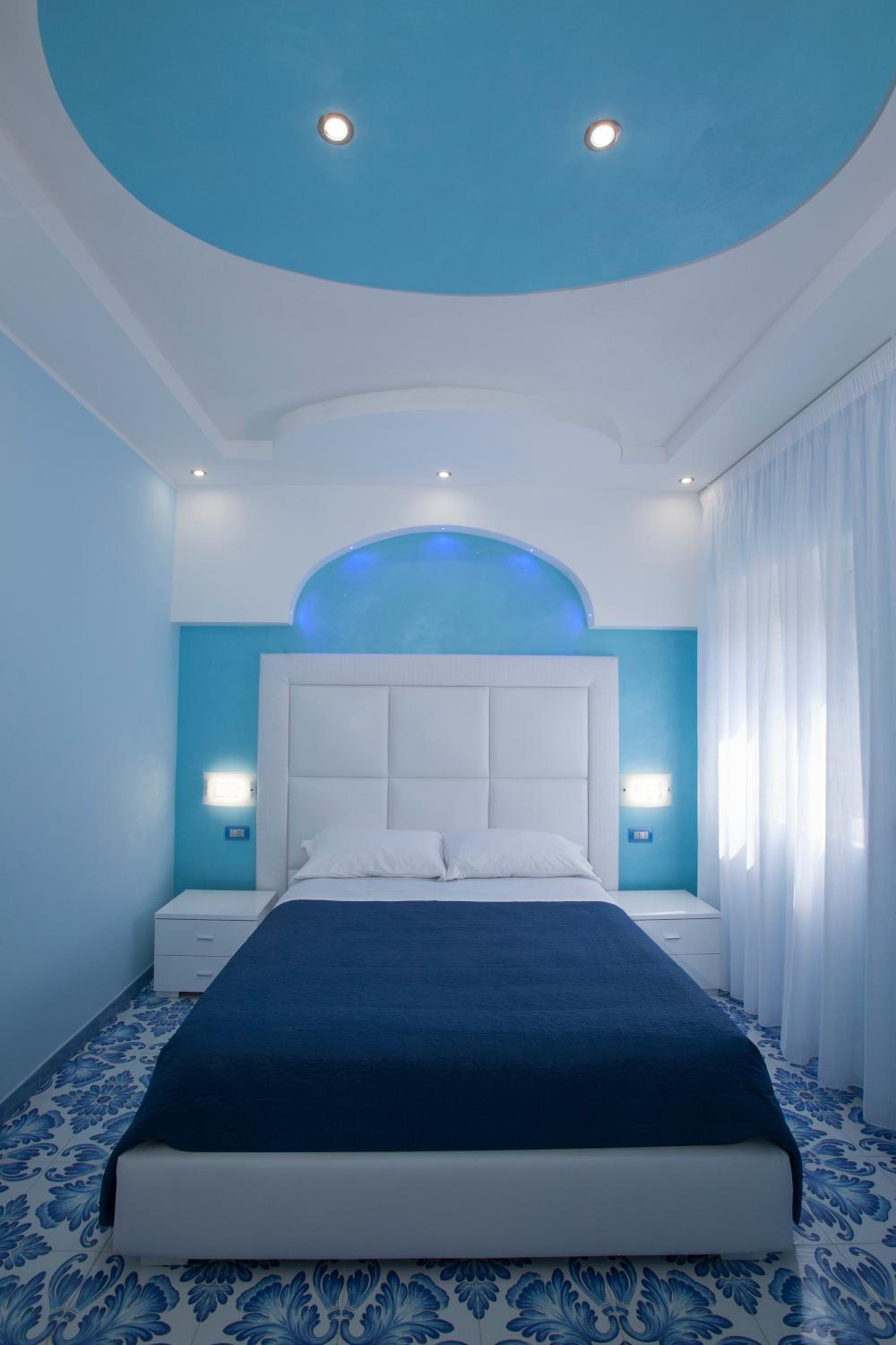 Deluxe Room (2 Adults + 1 Child) - Photo 1