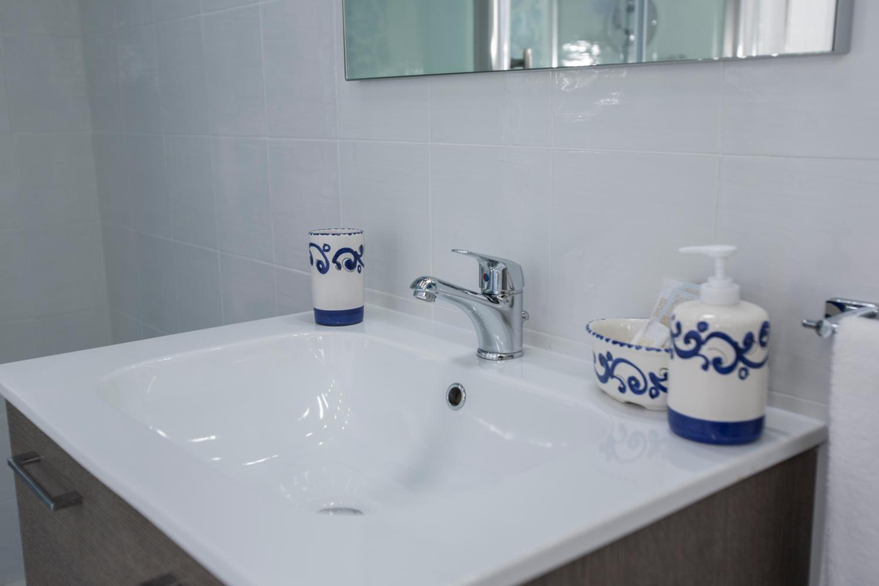 Deluxe Room (2 Adults + 1 Child) - Photo 6