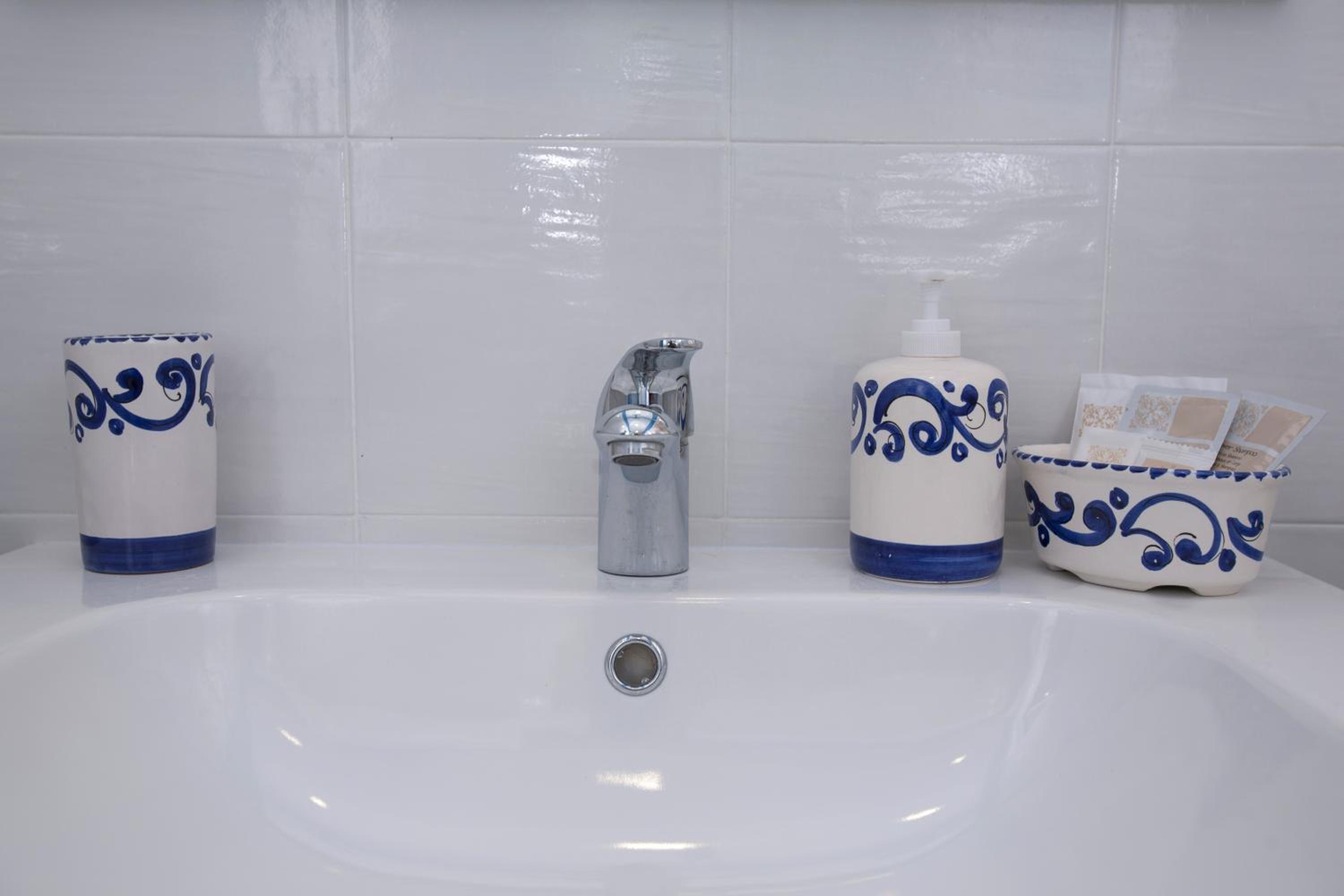 Deluxe Room (2 Adults + 1 Child) - Photo 10