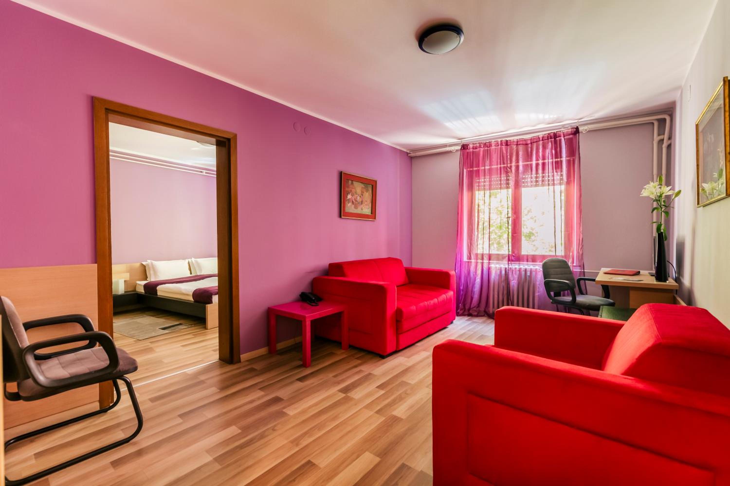 One-Bedroom Apartment (5 Adults) photo 3
