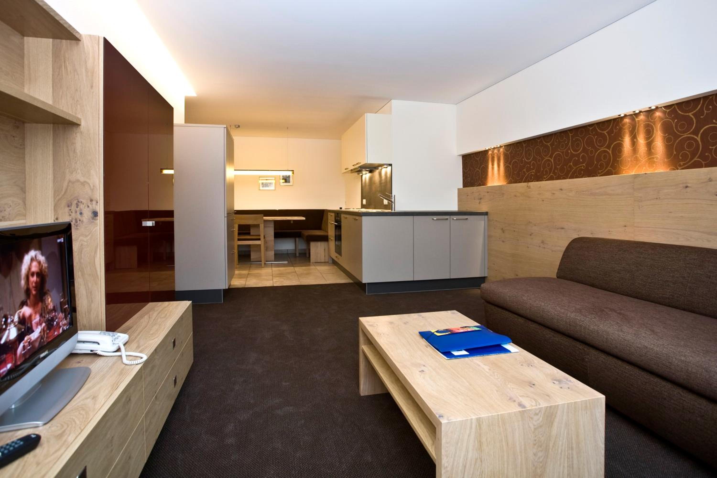 One-Bedroom Suite With Daily Cleaning photo 3