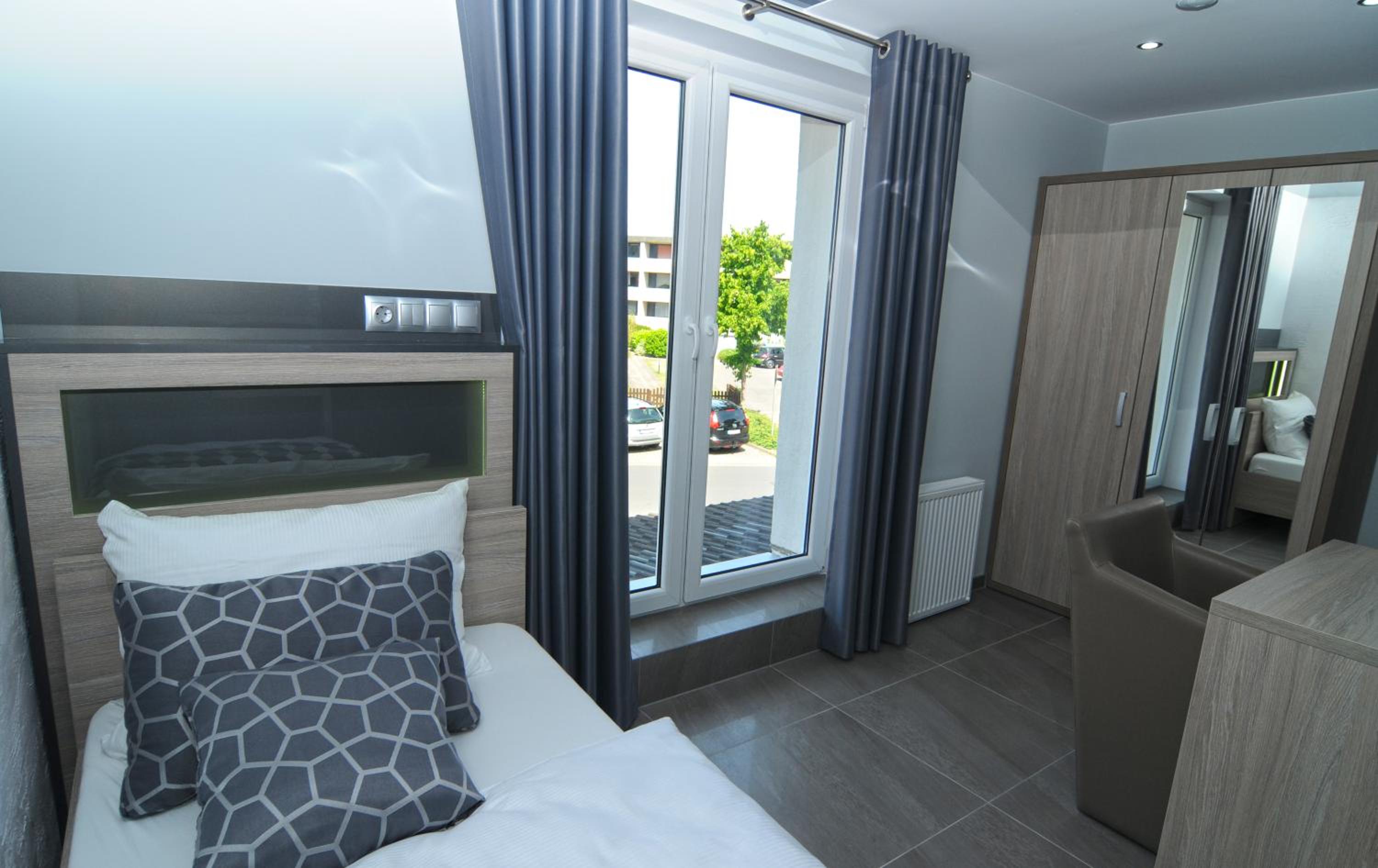 Single Room photo 3