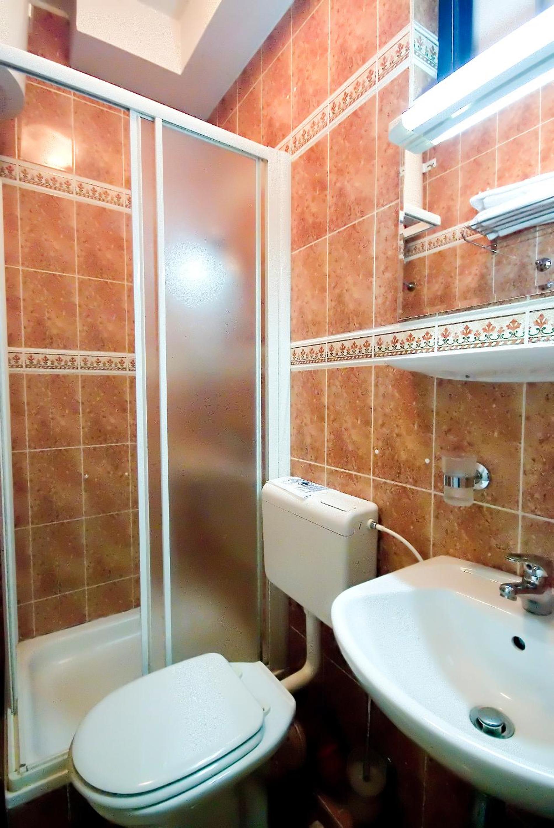 Economy Double Room - Photo 5