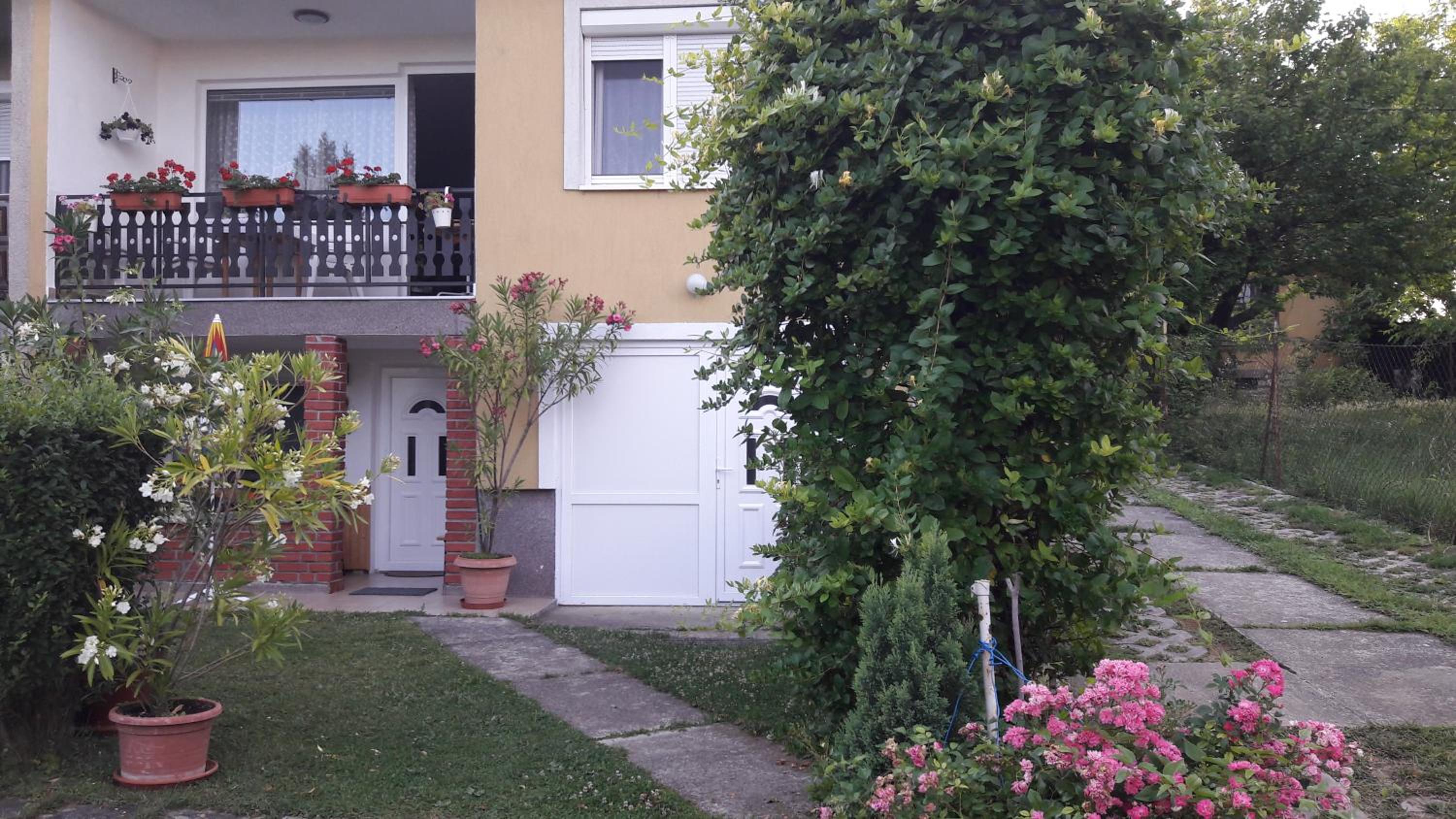 One-Bedroom House photo 1
