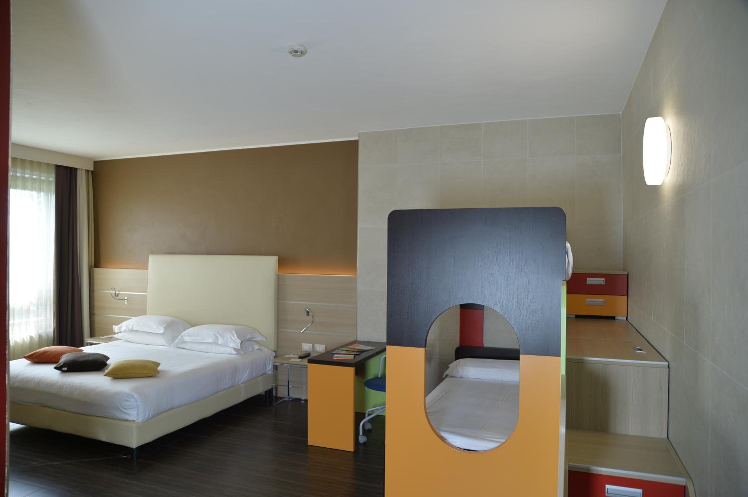 Deluxe King Room - Photo 5