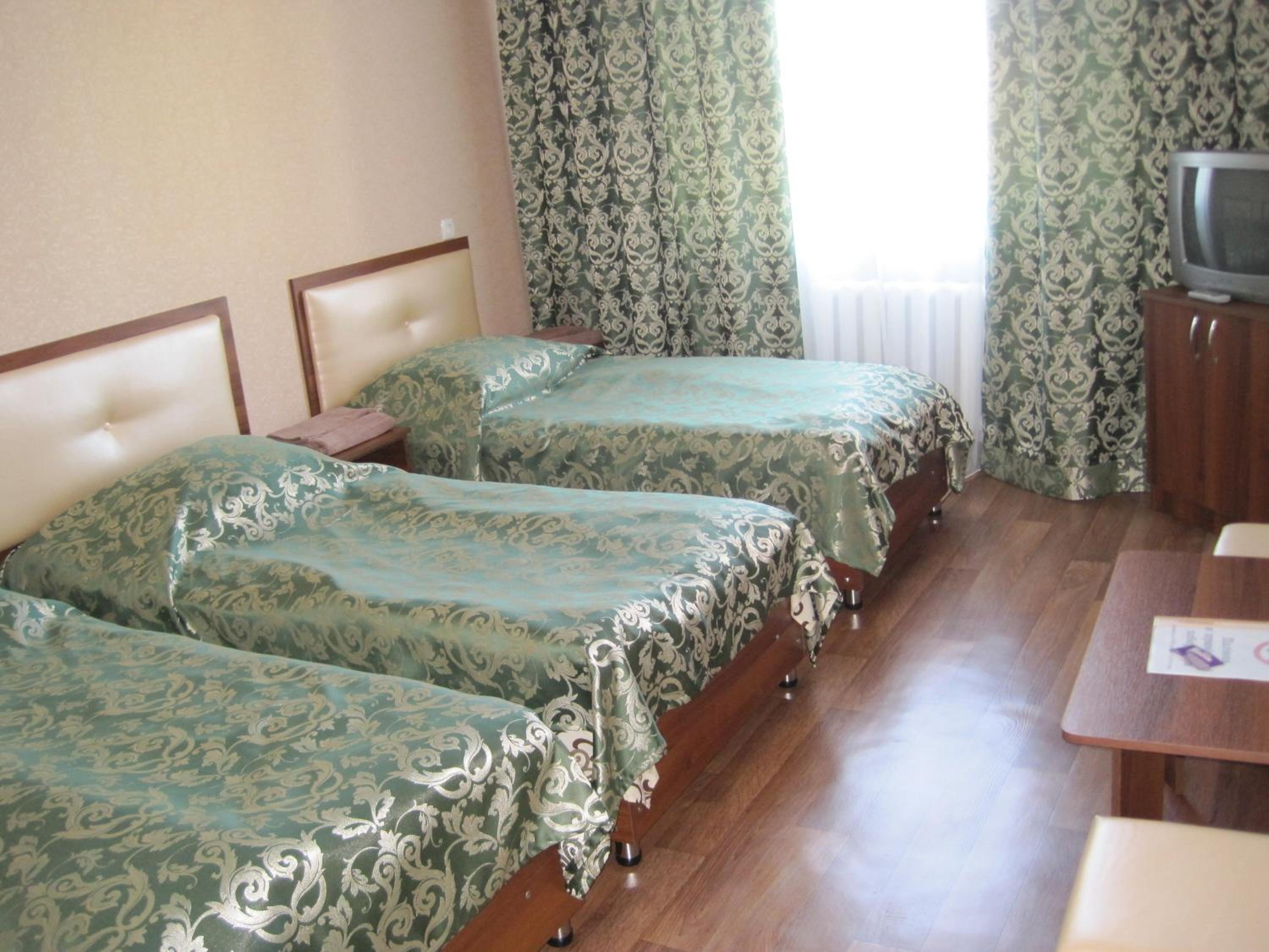 Triple Room with sink in the room and Shared Bathroom on The Floor