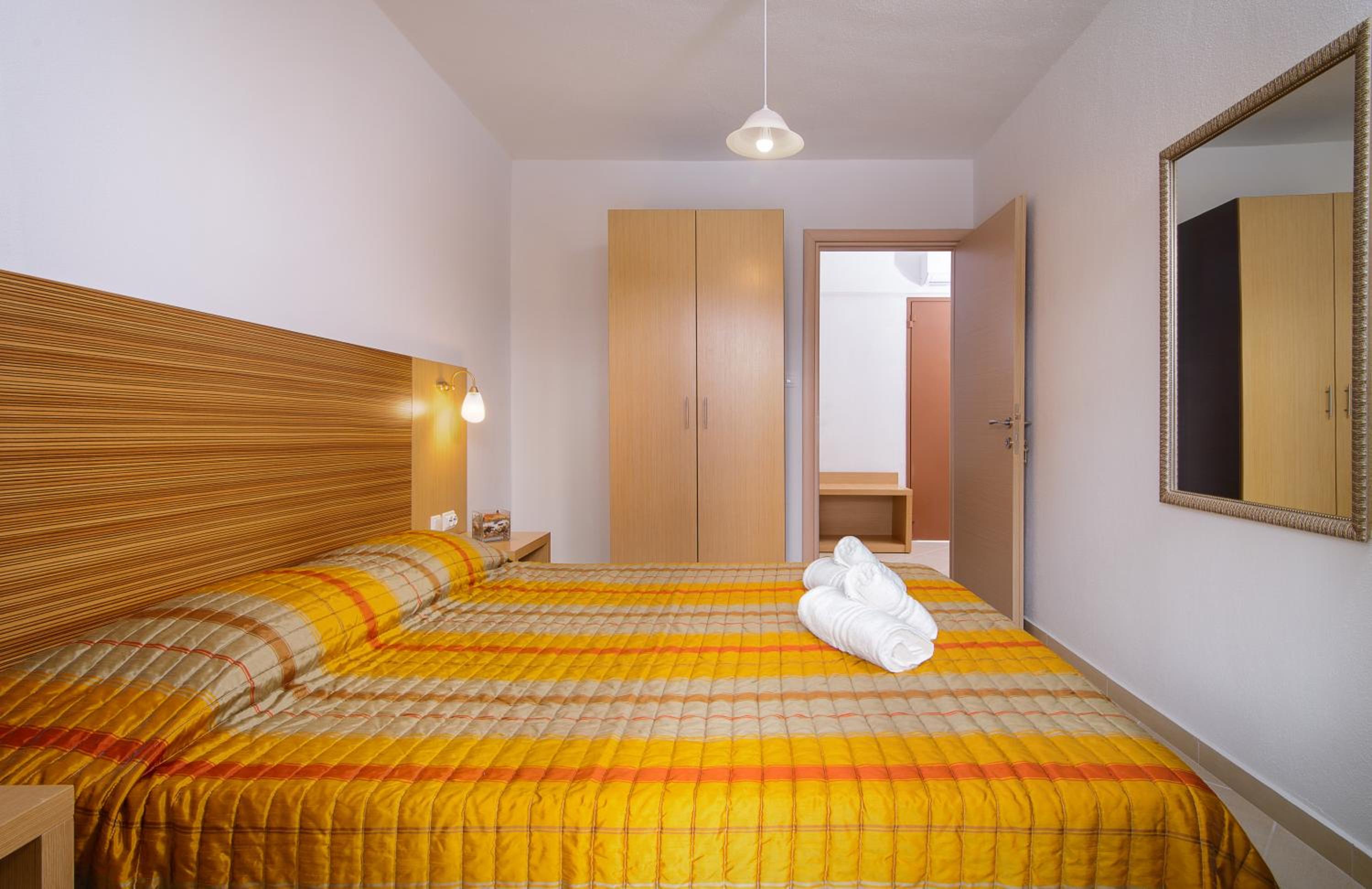One Bedroom Apartment with Balcony - Photo 6
