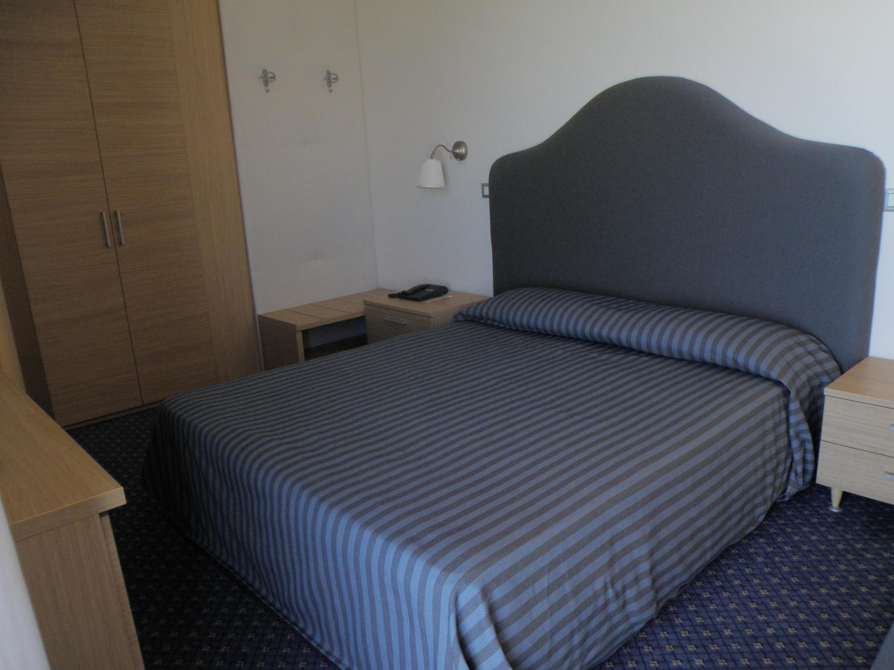 Double or Twin Room with Partial Sea View - Photo 1