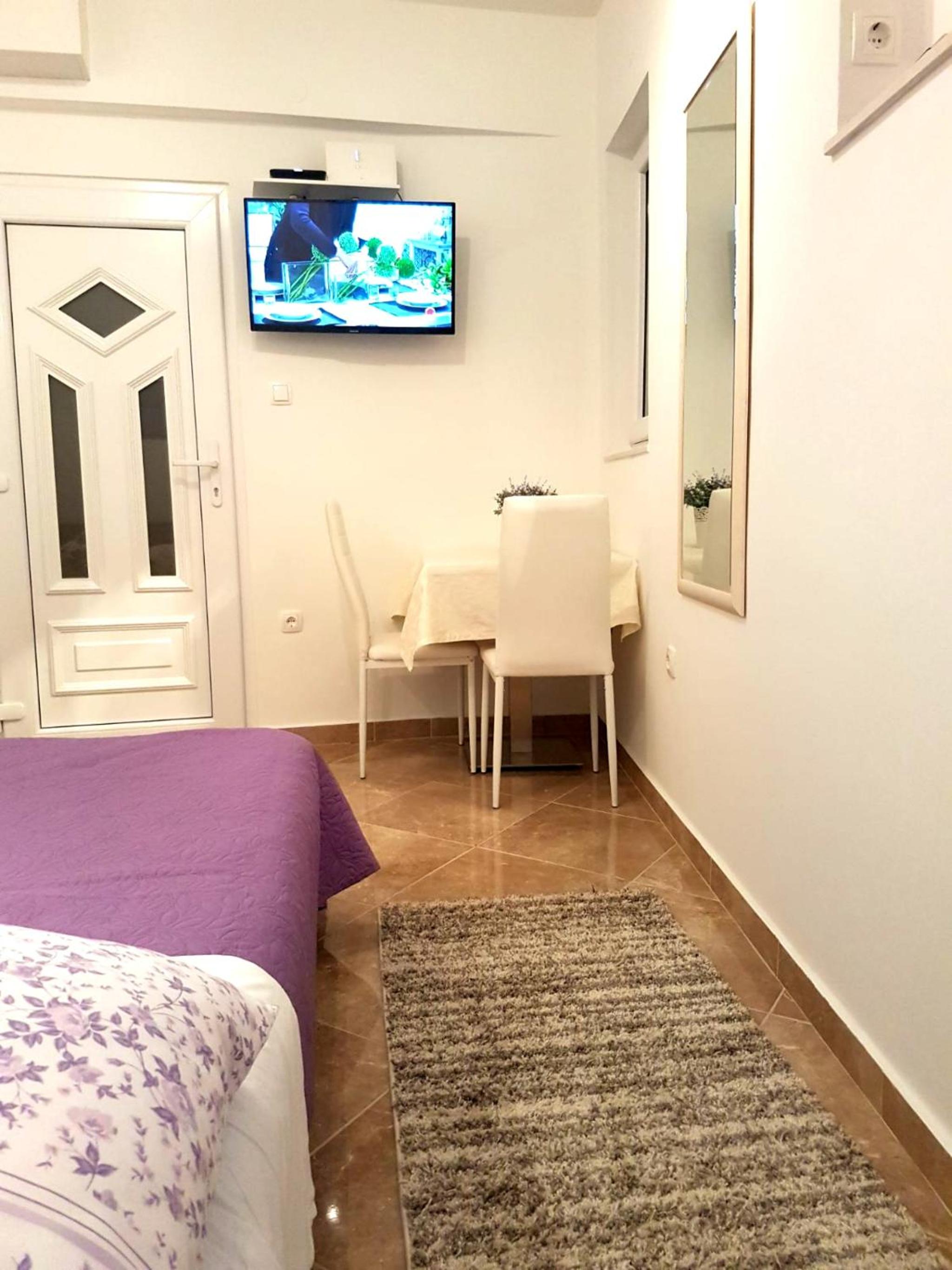 Room with Private Bathroom - Photo 7