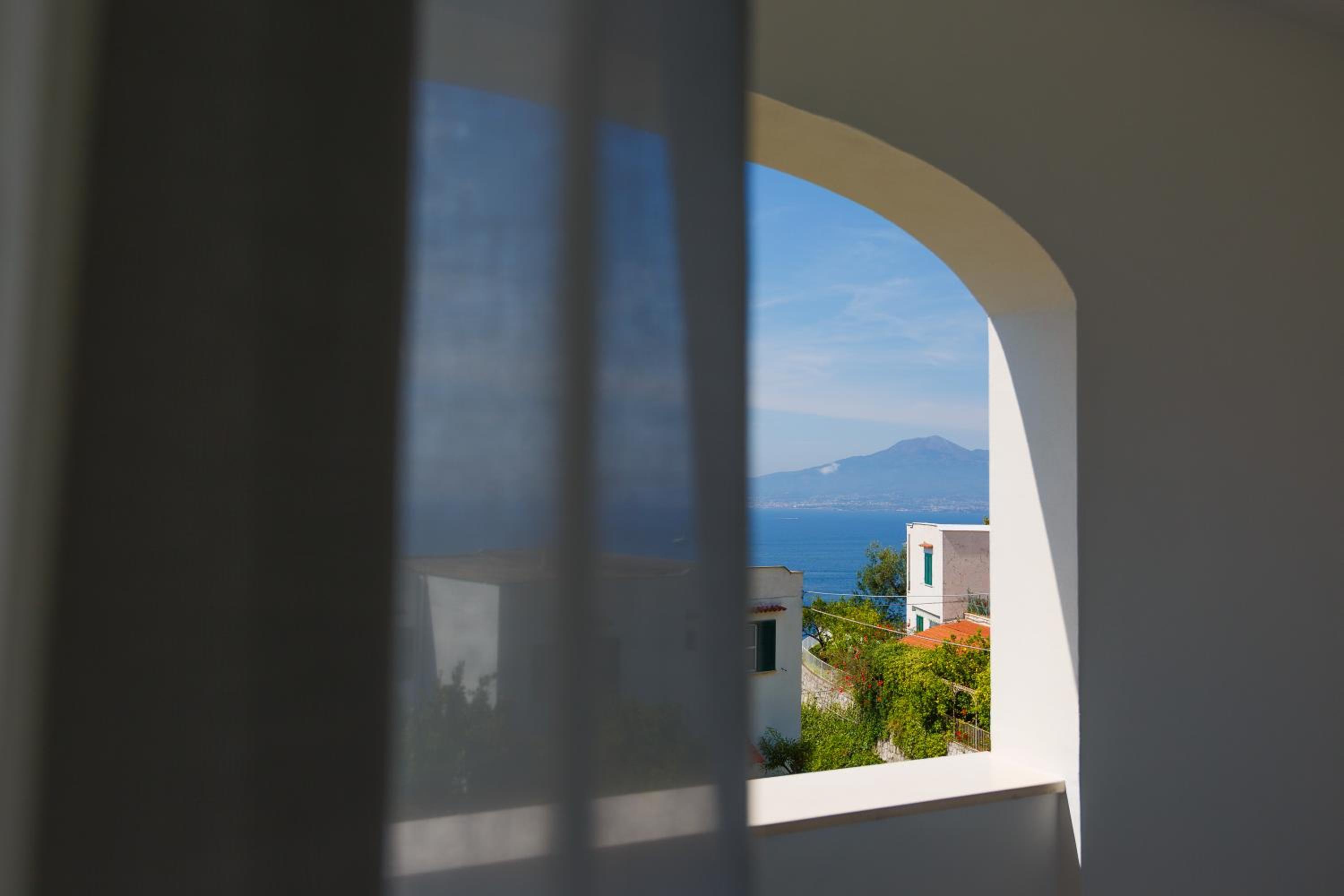 Deluxe Double Room with Balcony and Sea View photo 2
