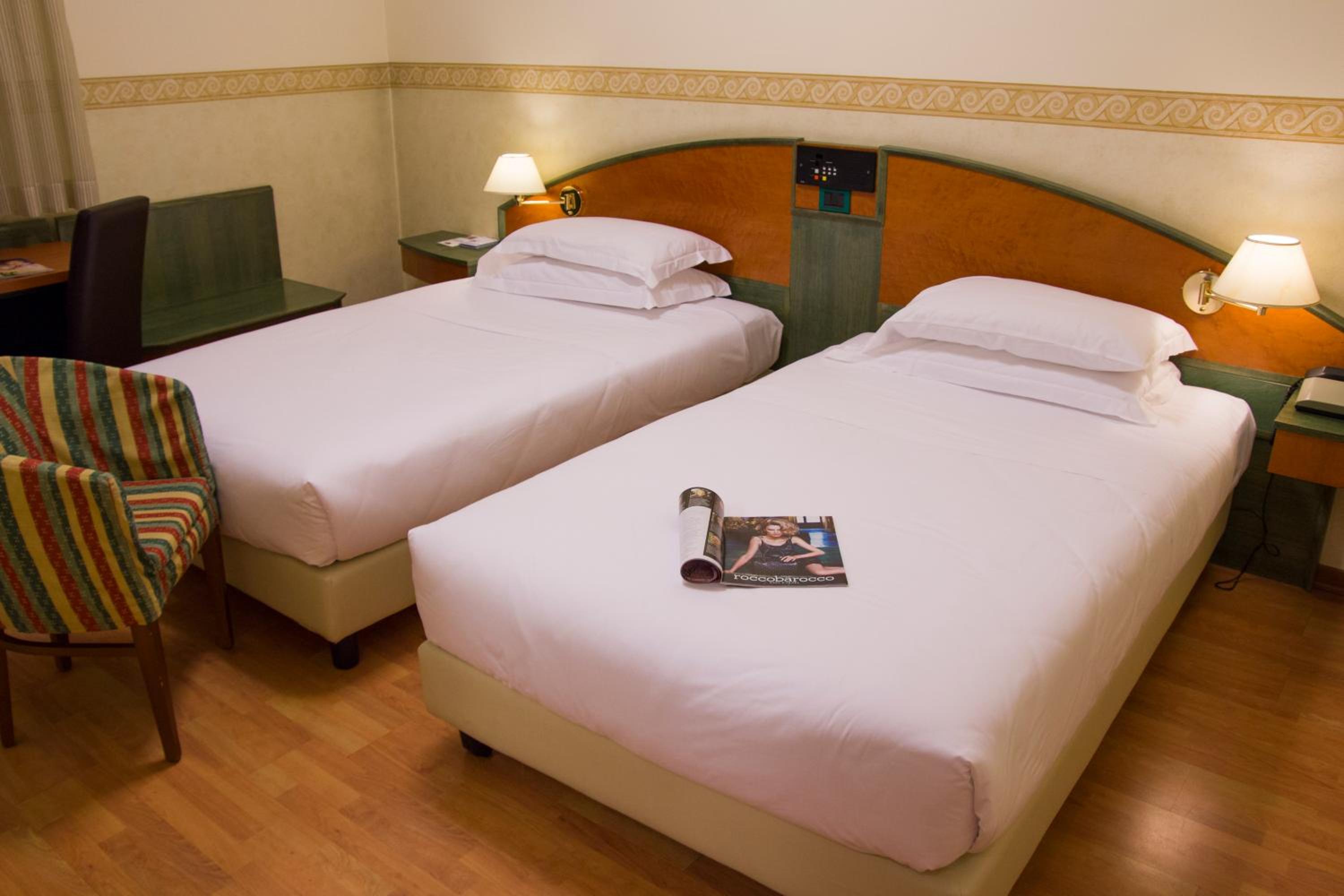 Economy Twin Room photo 2