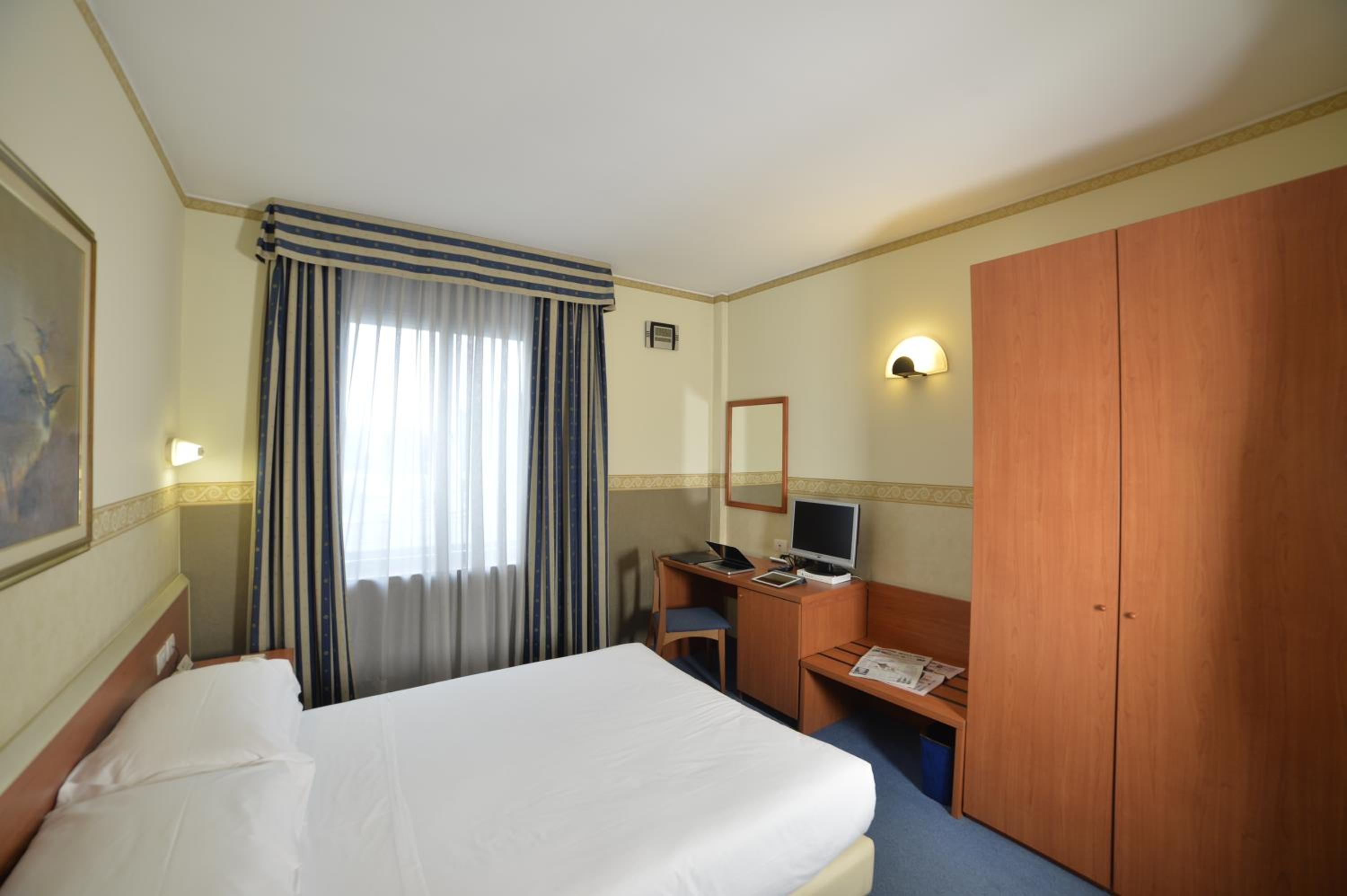 Economy Queen Room photo 3
